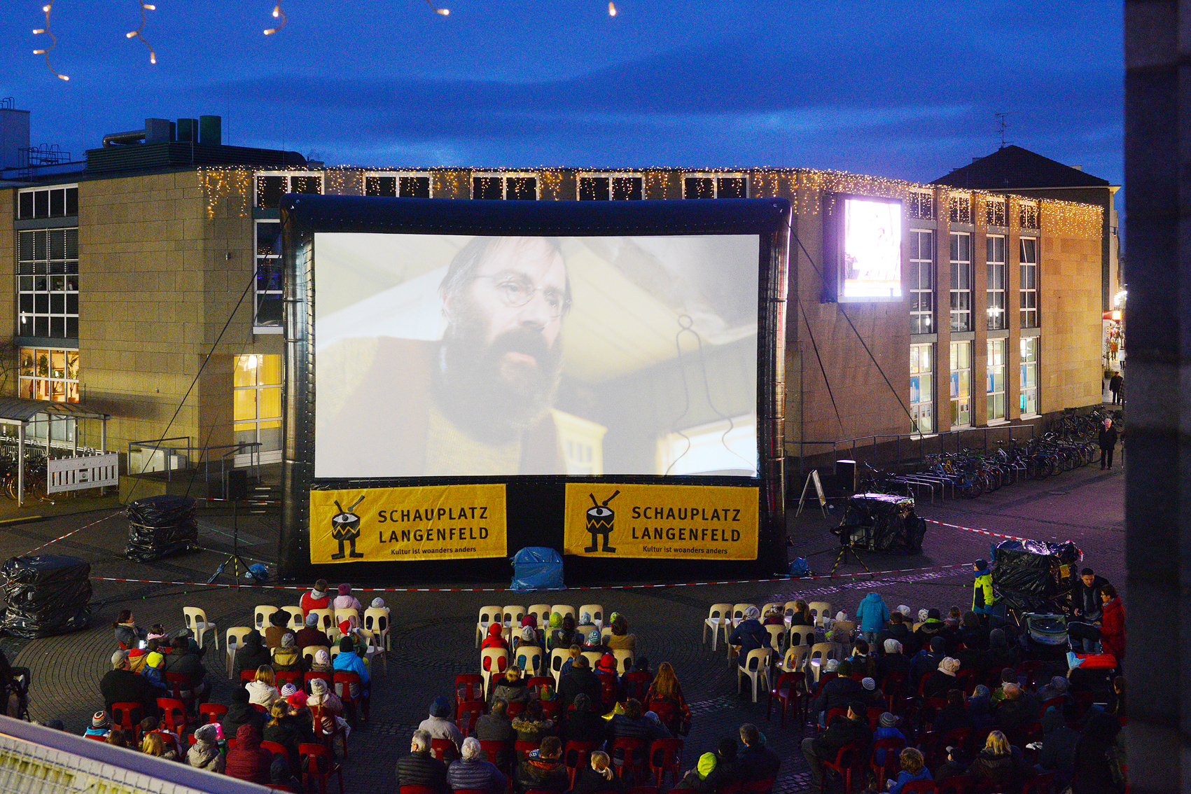 Eine schöne Alternative zum Weihnachtsmarkt und Shoppen - vor allem für Kinder: Der Schauplatz zeigt im Glühwein-Kino den Film "Hexe Lilli rettet Weihnachten". Archiv-Foto: Michael de Clerque