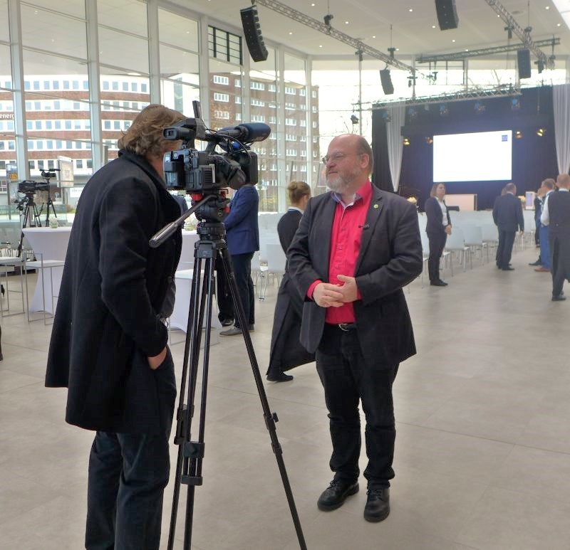 Der Grüne Ratsherr Rolf Fliß, der als kritischer Geist auch im Aufsichtsrat der städtischen Messe GmbH aktiv ist, kann die Position derjenigen Essener*innen erläutern, die vor drei Jahren für einen maßvollen Umbau eintraten. Heute ist zu erkennen, daß tatsächlich nicht die vorher geplanten 125 Milionen € gebraucht werden, um eine gut funktionsfähige moderne Messe in Essen zu erhalten.