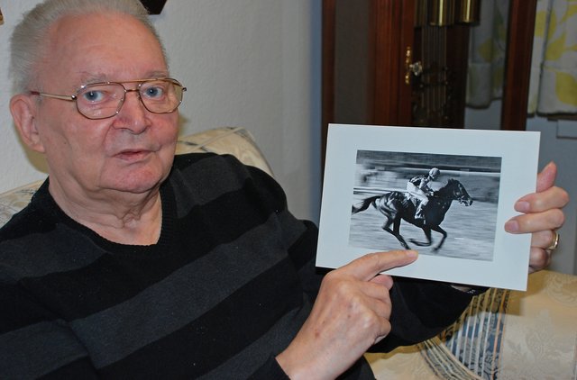 Hubert Drießen mit seinem Foto vom letzten Rennen auf der Naturhindernisrennbahn, das er 1970 schoss.