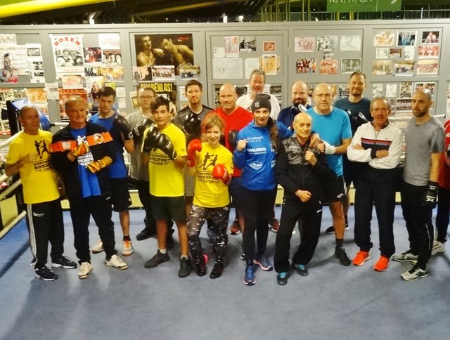 Die Boxweltmeisterin Christina Hammer und ihr Trainer Dimitri Kirnos (Bildmitte) besuchten den Manager-Boxlehrgang des Dortmunder Boxsport 20/50.