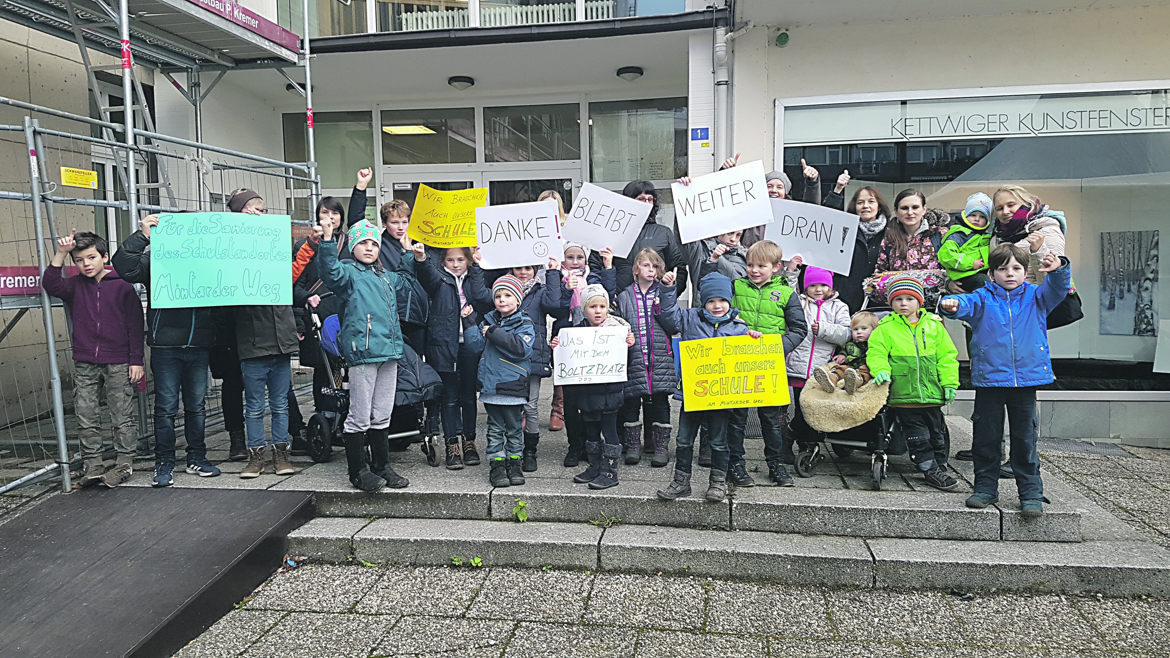 Eltern und Kinder aus Vor der Brücke dankten der Politik und ermunterten sie, sich weiter für die Kinder einzusetzen.