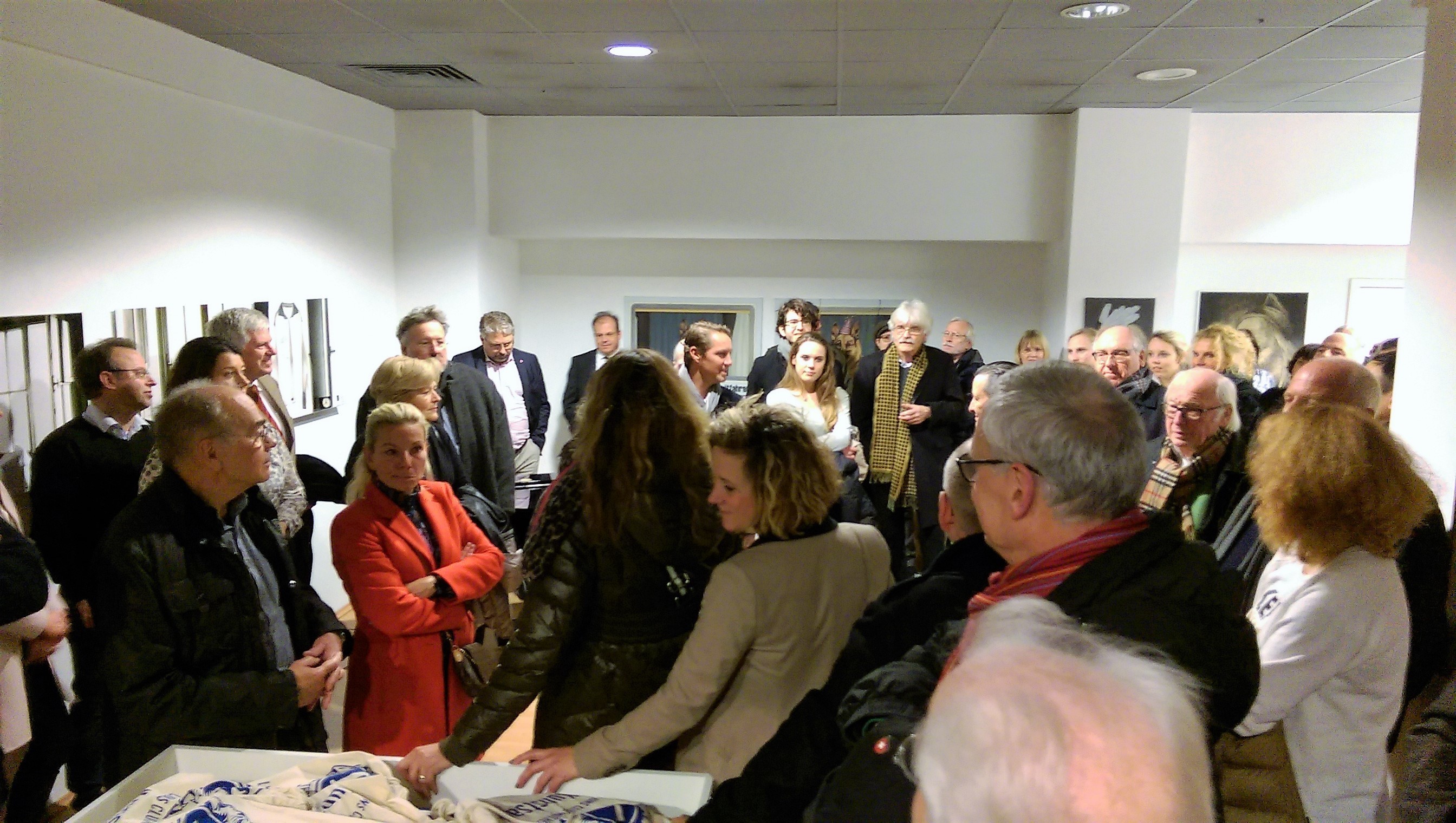 KUNSTSACK-AKTION des Lions-Club MH - Bildmitte: Marten Breckling eröffnet den Art-Black-Wednesday