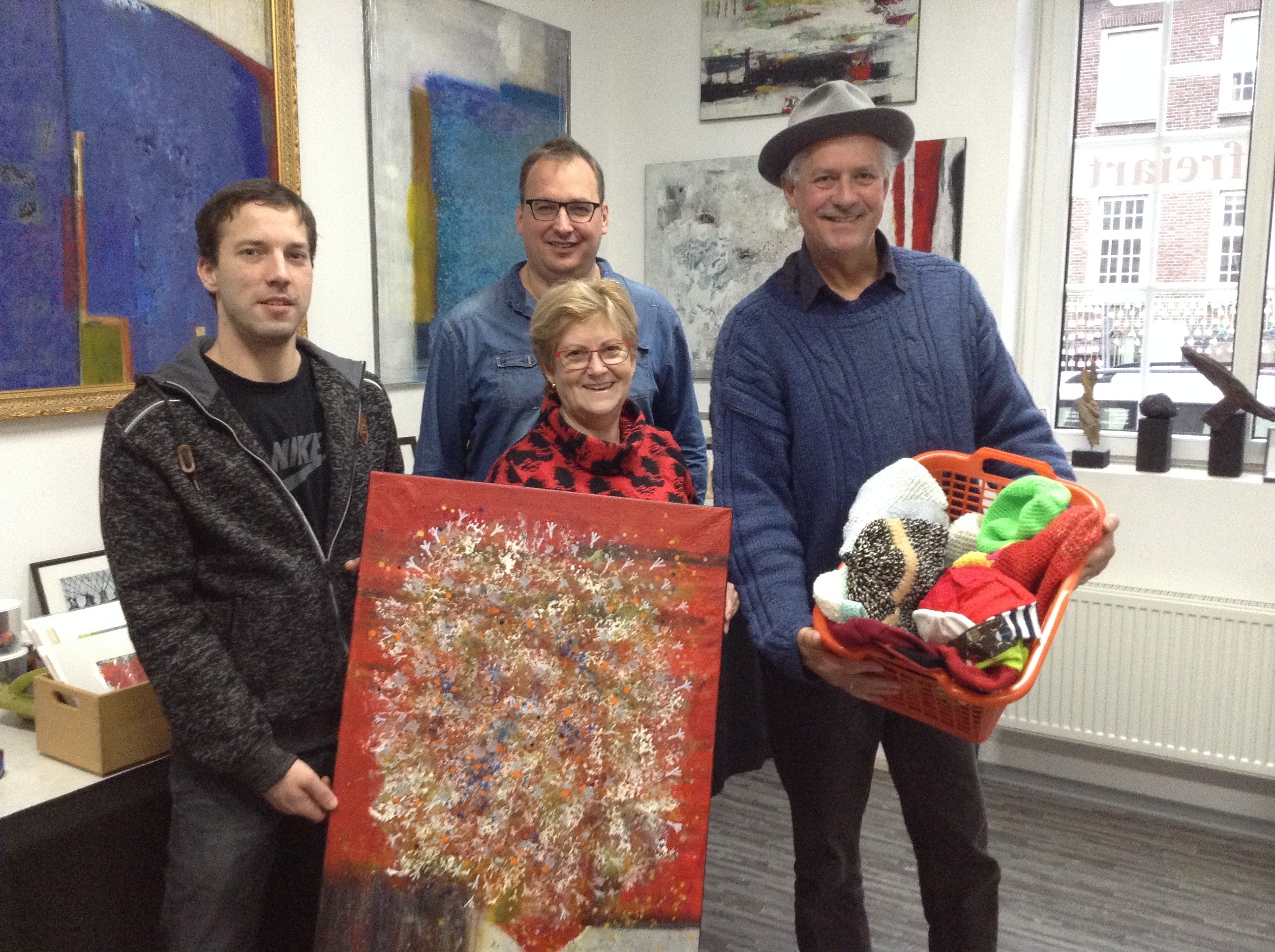 Torsten Berns und Ludger Krey, Vorstands-Mitglieder des Wunderfinder e.V., das Künstlerpaar, Walburga Schild-Griesbeck und Peter Griesbeck freuen sich auf „watt Warmes“ und viele Besucherinnen und Besucher der Benefizveranstaltung. Foto: jp