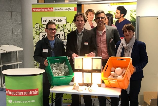Umweltberater Bernhard Oberle, die beiden Energieberater Helge Pfingst und Martin Wulf, sowie die Kreisklimaschutzbeauftragte Petra Schaller mit der Ausbeute an alten Glühbirnen und Energiesparlampen vom ersten der beiden Aktionstage.