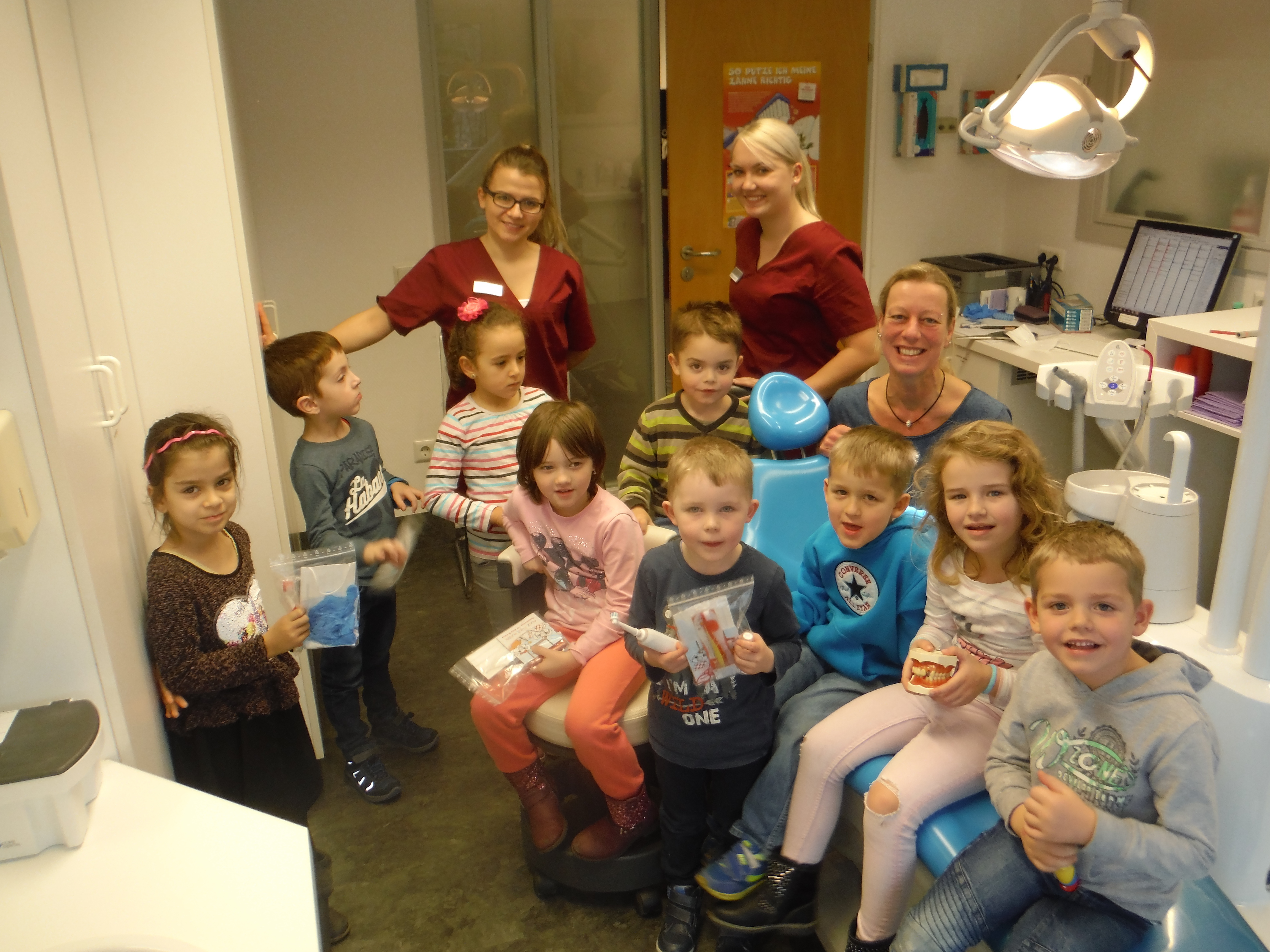 Was für ein Spaß: Die Sterntaler-Kinder erkundeten die Zahnarztpraxis Dr. Schwiebe und Partner und lernten die entsprechenden Zahnarztutensilien kennen.