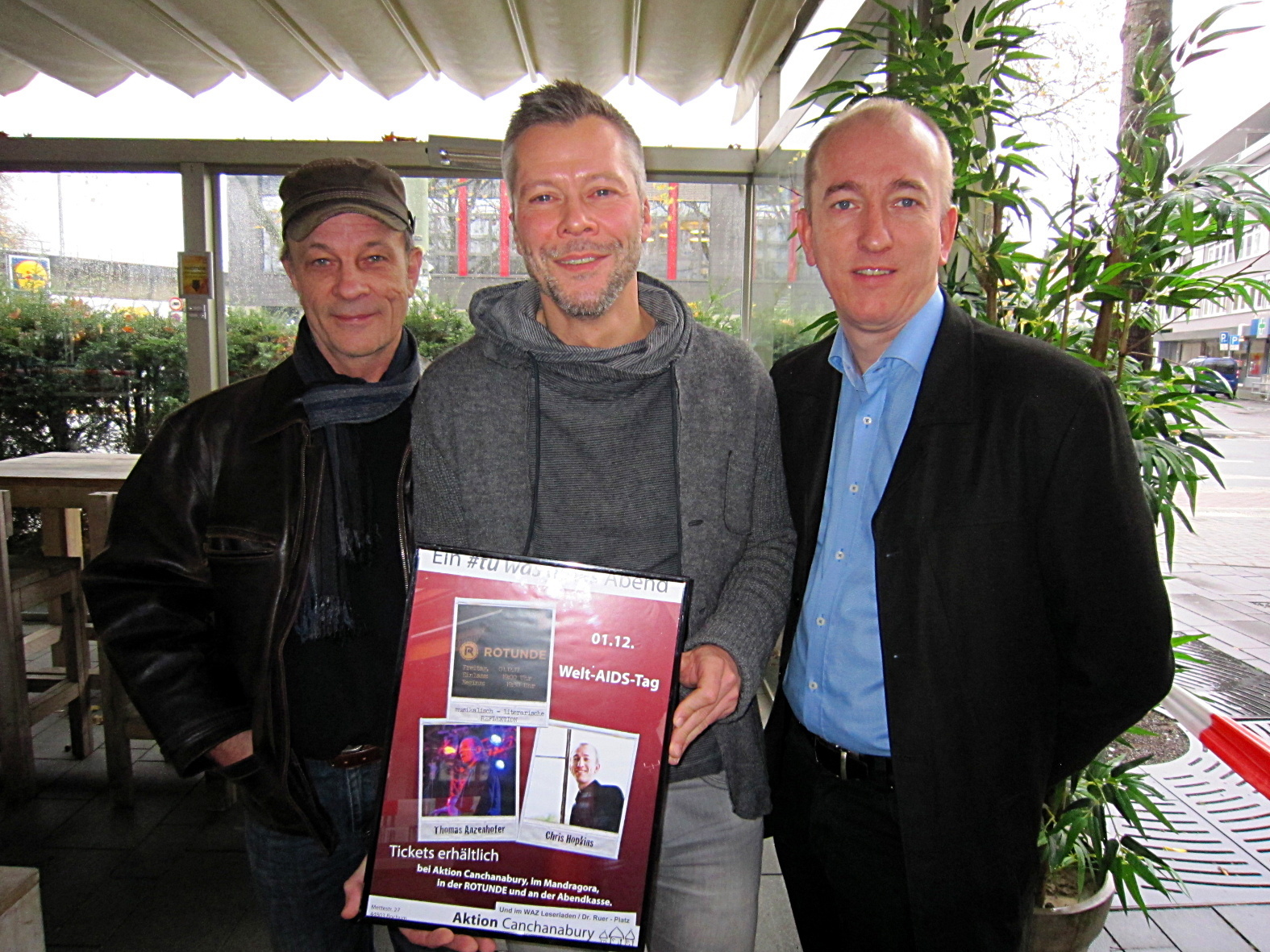 Schauspieler Thomas Anzenhofer (v.l.), Gerd Stegemann, Geschäftsführer der Aktion Canchanabury, und Jazzmusiker Chris Hopkins laden am 1. Dezember zur musikalisch-literarischen Benefiz-Veranstaltung in die Rotunde ein.