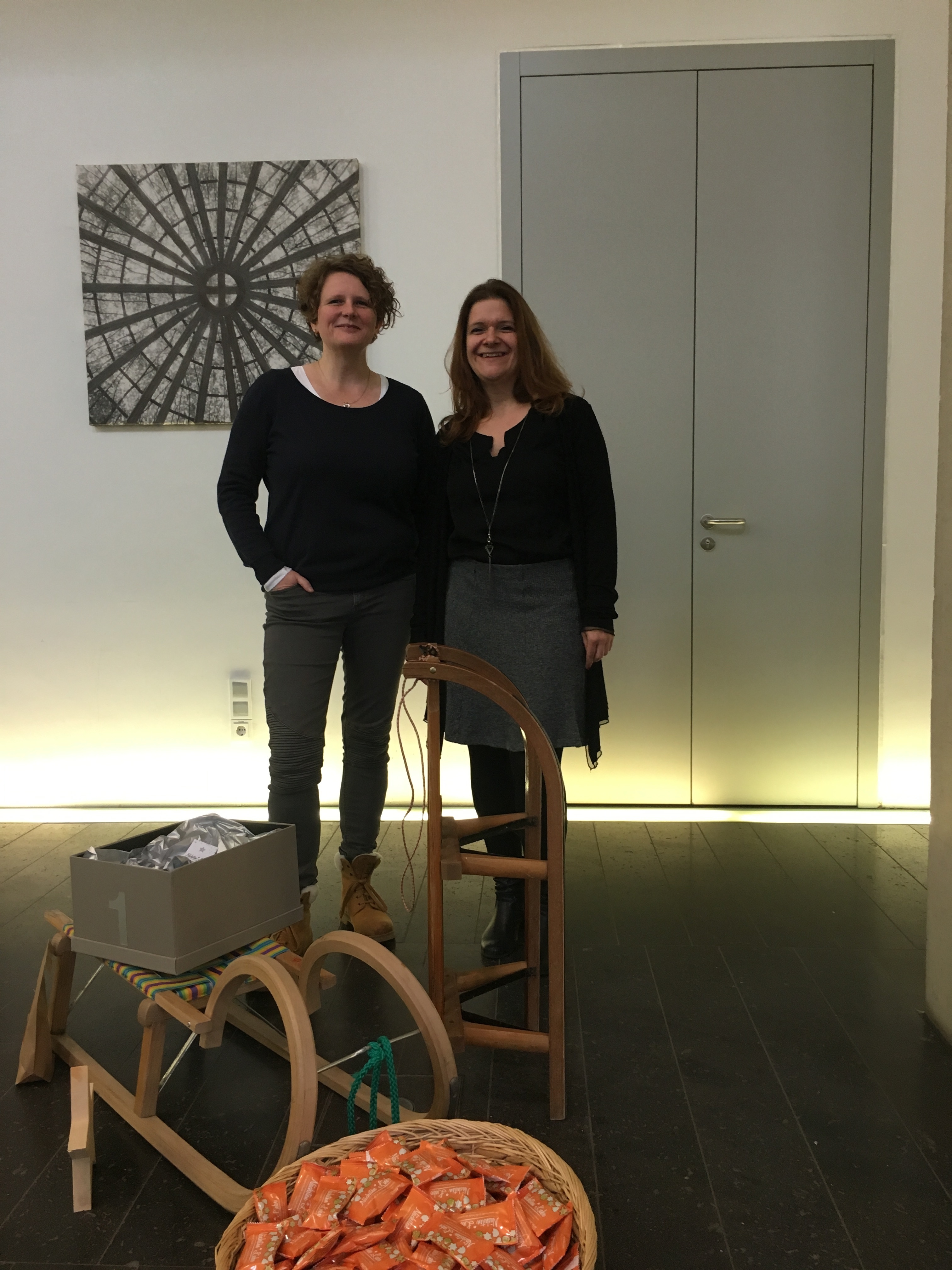 Zur Vorstellung und zum Auftakt des Adventskalenders lädt das Maxhaus am Freitag, 1. Dezember und Samstag, 2. Dezember zu einer Adventsaktion vor der Tür ein. Nicole Langer und Christiane van Bracht haben den Adventskalender konzipiert und organisiert. Sie sind im Maxhaus für außergewöhnliche Events und Aktionen zuständig.