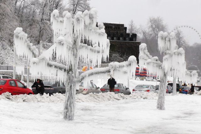 Man hört das tropfen der Eiszapfen.