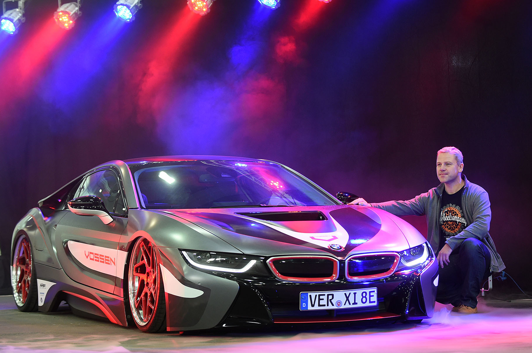 Unser Bild zeigt André Rothgänger mit einem schnittigen BMW i8.