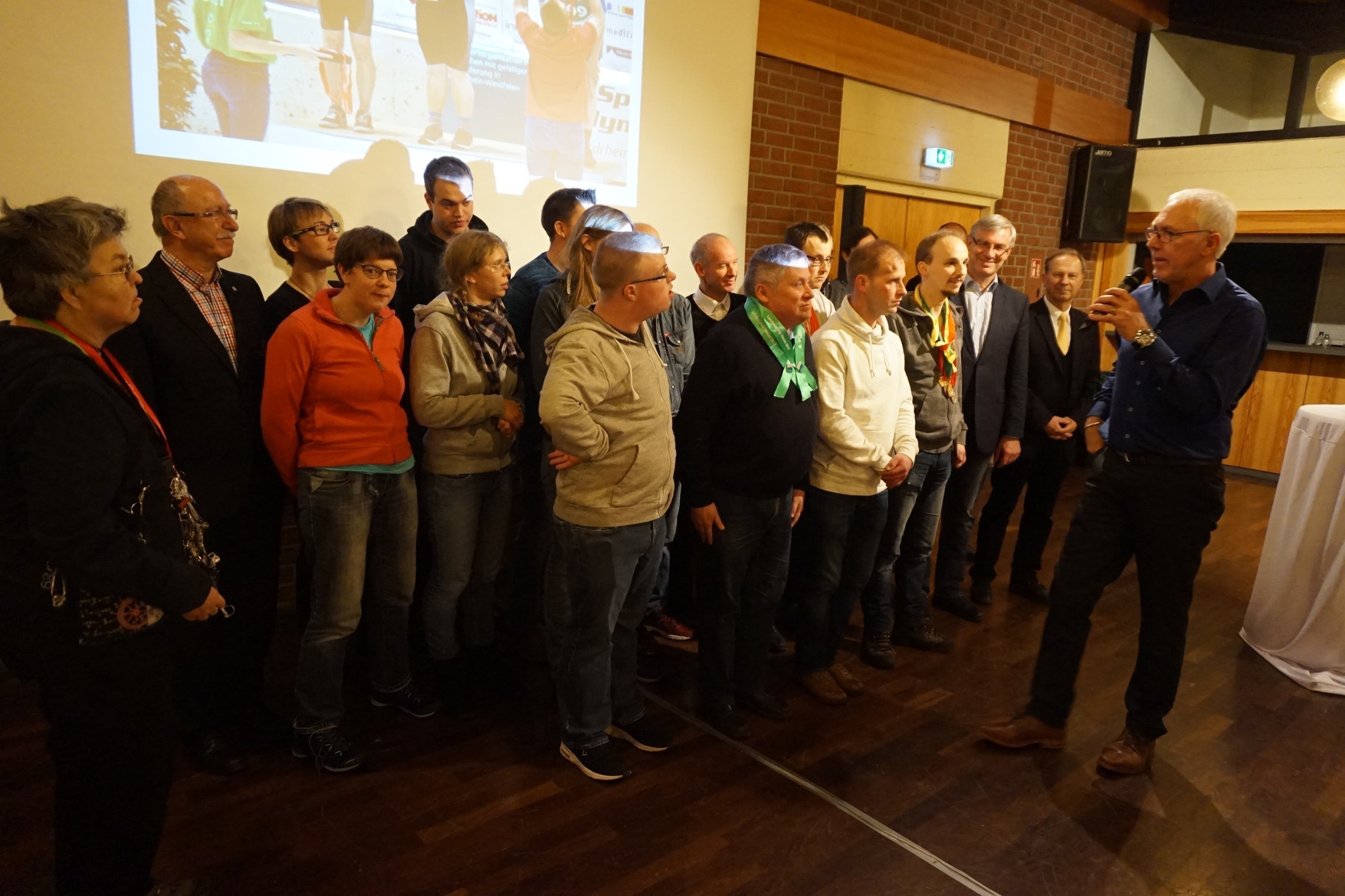 Die Teilnehmer der Landesspiele Neuss, vor der Gruppe Jakob Dreesmann, rechts außen Michael Ruppert, stellv. Landrat, und Klaus Konrad Pesch, Bürgermeister von Ratingen.