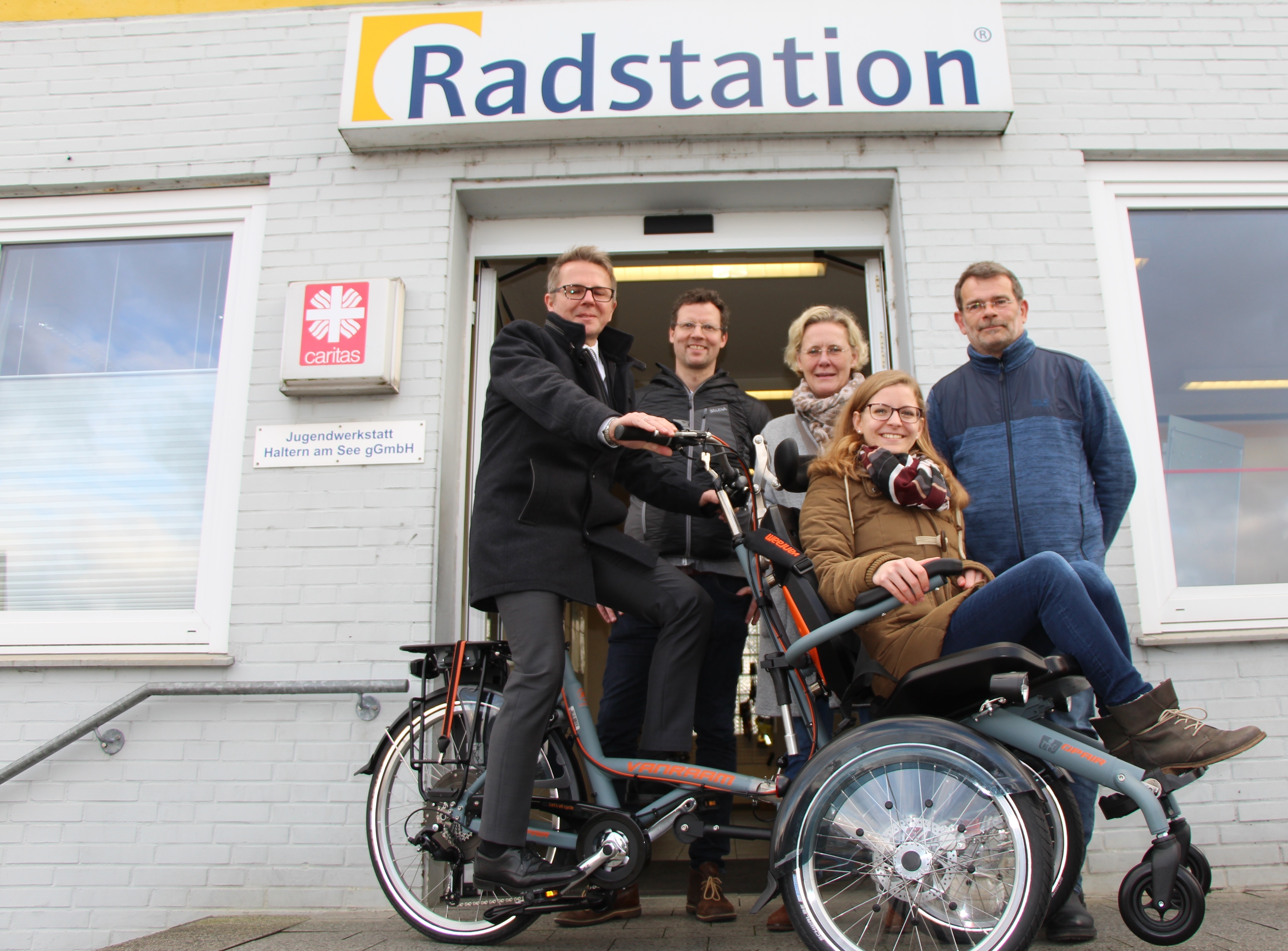 Unser Bild zeigt von links: Johann Härtling (Vorstand Caritasverband), Gunther Albrecht (Stadtverwaltung), Baudezernentin Anette Brachthäuser, Lea Hildebrandt (Regionalmanagerin Region Hohe Mark – Leben im Naturpark e.V.) und Michael Halberstadt (Leiter der Jugendwerkstatt, die die Radstation betreibt).