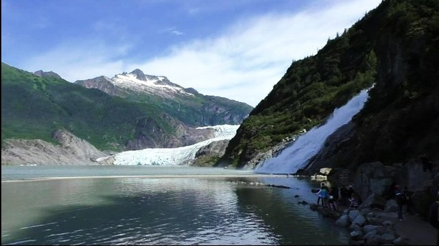 Hören, wir das Wasser rauscht.