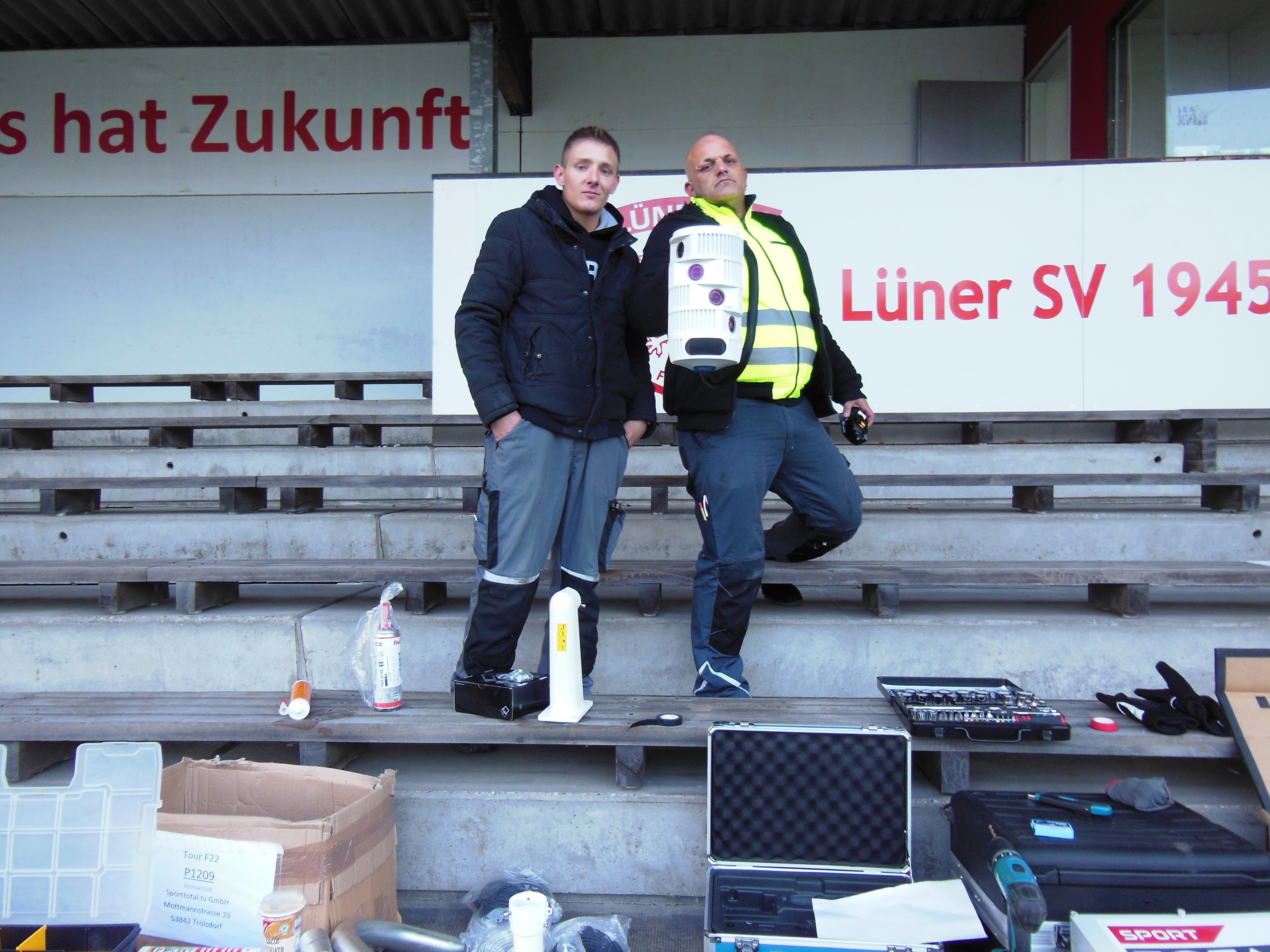 Im Stadion Kampfbahn Schwansbell präsentieren Sascha Kater (l.) und Marcel Köhler die Kamera, die eigenständig arbeitet und ohne Kamermann auskommt. Foto Janning