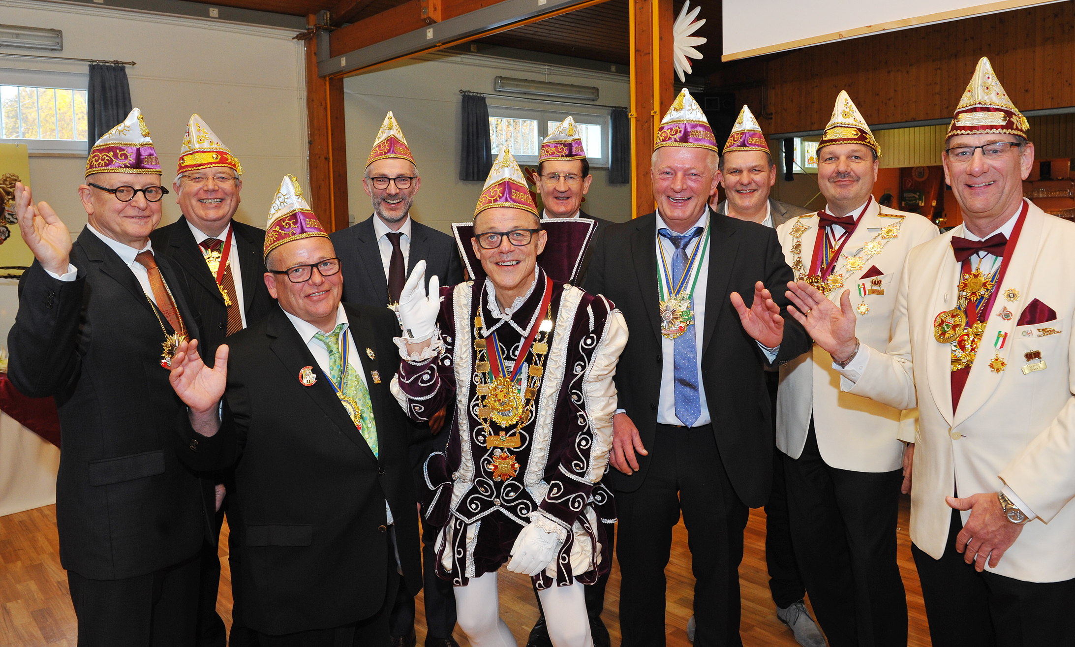 Neu ernannt zum Ehrensenator des CCH wurde Horst Köfl vom Landhof Hilden (4.v.r.). Neue Kappen gab es für alle anwesenden Ehrensenatoren. Auf unserem Foto v.l.: Gerd Bormacher, Ehrenpräsident Günter Scheib, Holger Betke, Hans-Ullrich Schneider, Prinz Hildanus Ulf I., Josef Stopfer, Ulf Dührkopp, CCH-Präsident Thomas Scharnweber und CCH-Vizepräsident Frank Peters.