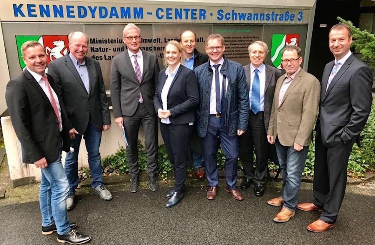 Nahmen am Gespräch im Ministerium teil: (v.l.) Schermbecks Bürgermeister Mike Rexforth, Rainer Kremer (Landwirt aus Schermbeck), Wilfried Limke (Erster Beigeordneter der Stadt Voerde), Charlotte Quik MdL, Marco Schmidt (Vertreter der Bürgerinitiative), Hünxes Bürgermeister Dirk Buschmann, Herwig Scholz (Landwirtschaftskammer NRW), Arnd Cappell-Höpken (Landwirt aus Hünxe- Drevenack) und Ingo Hülser (Deichgräf des Deichverbandes Mehrum).