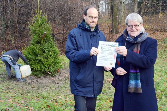 Der stellvertretende Tiefbauamtsleiter Martin Krieg (l.) überreichte dem Vereinsvorsitzenden des Freundeskreises Fredebaumpark Dr. Wilhelm Grote ein Zertikat für das Engagement des Vereins für den Erhalt von Natur und Umwelt.