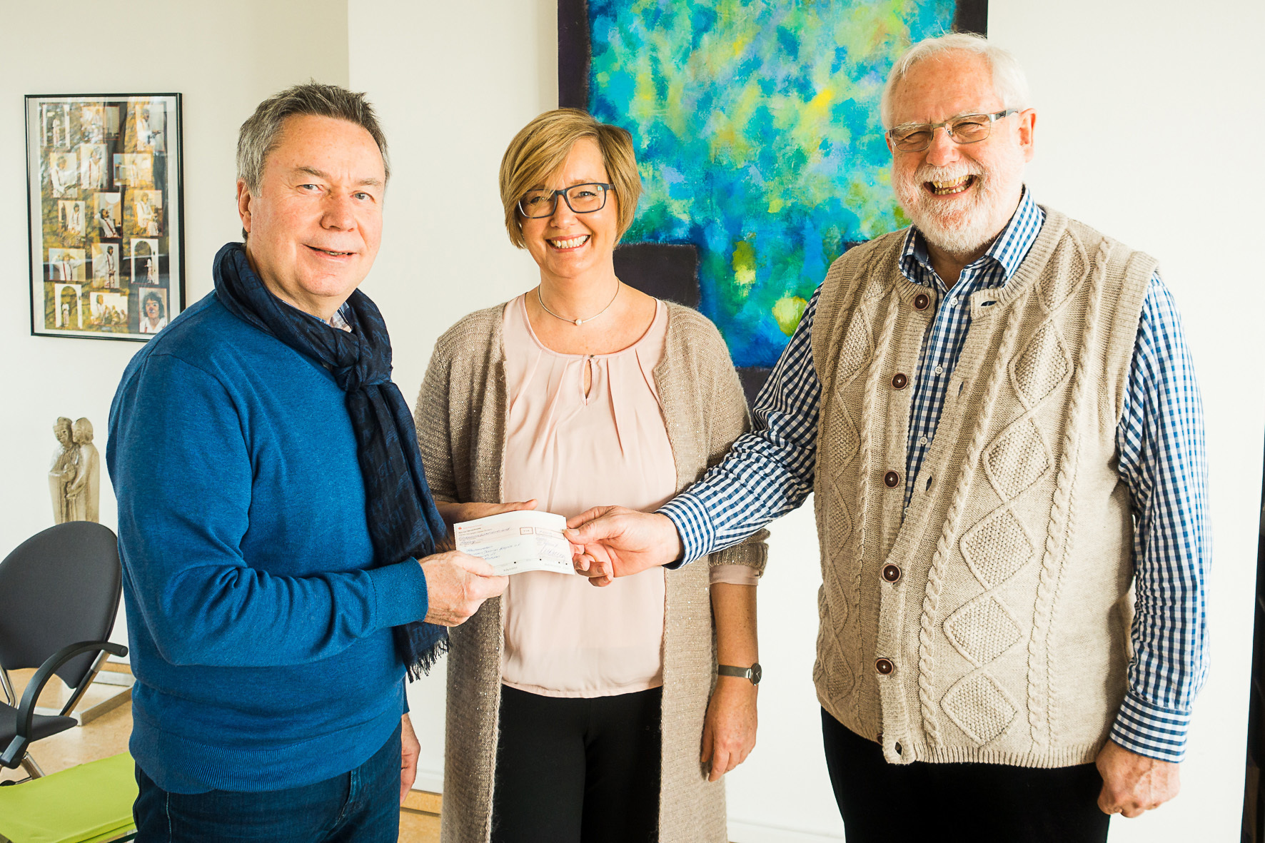 Herbert Schlotmann (l.) und Klaus Gal hatten einen gut dotierten Spendenscheck für Petra Rohrberg, die Vorsitzende des Fördervereins Cosmas + Damian Hospiz, mit dabei.
Foto: privat