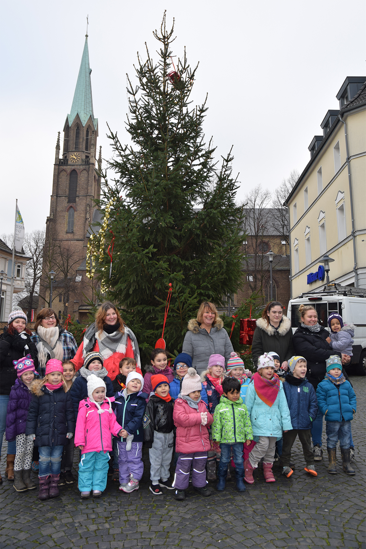 Die Kinder der Städtischen Integrativen Kita am Kreyenkrop haben den Schmuck für den Baum gebastelt und natürlich auch beim Schmücken tatkräftig mit Hand angelegt.