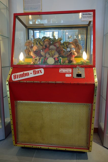 Als Kind habe ich im Bochumer Kaufhaus Kortum immer dieser Bimbo-Box zugehört. Heute steht sie im Geldmuseum in Haus Kemnade.