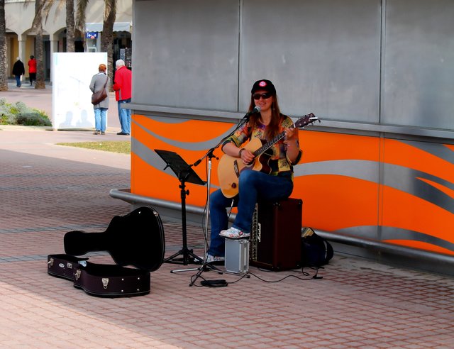Schöne Musik hat sie gemacht, Studentin auf Malle ! Mit Musik sein Studium finanzieren!