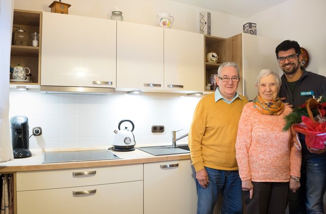 Hans-Joachim Meusel und seine Frau Vera in ihrer neuen 5.000-Euro-Küche. Die hatte das Ehepaar beim Gewinnspiel der Hausgerätetechnik GmbH und dem Wochen-Anzeiger gewonnen. Von André Cetera, Leiter des Küchenstudios bei der Hausgerätetechnik, gab's noch einige Tipps