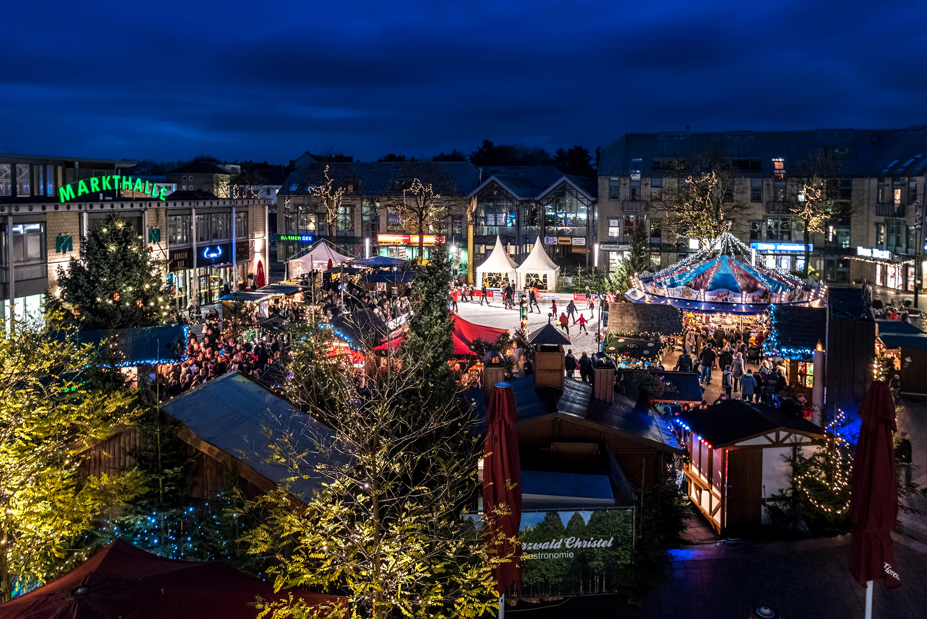 Ein Blick auf das idyllische Langenfelder Weihnachtsdorf im vergangenen Jahr. Gefällt Euch das Foto? Es ist das Dezember-Motiv des neu erschienenen Langenfelder Jahreskalenders 2018. Mehr Infos www.lokalkompass.de/807385. Foto: Stefan Pollmanns