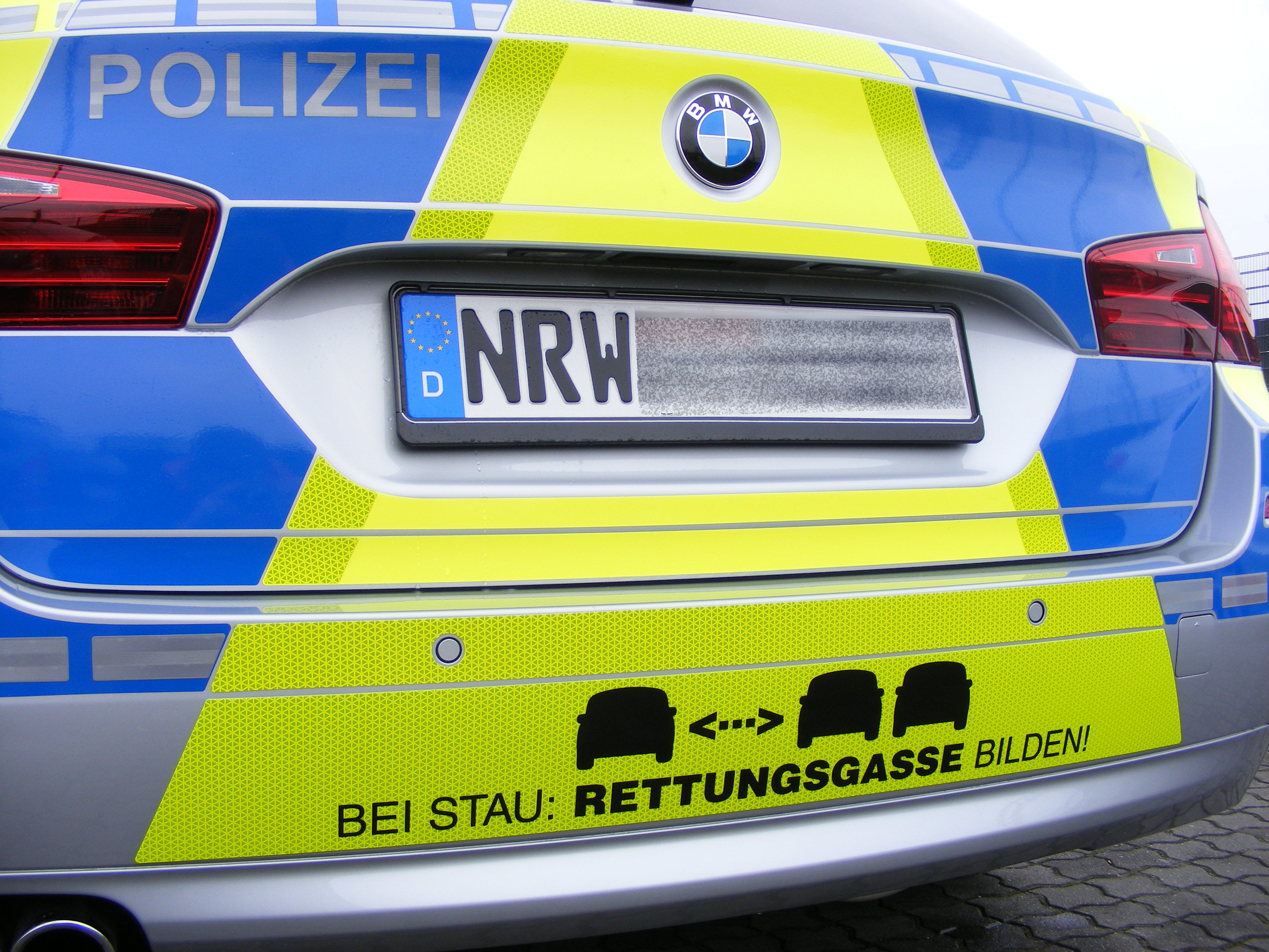 Die Fahrzeugsymbole machen deutlich, wo die Gasse zu bilden ist.