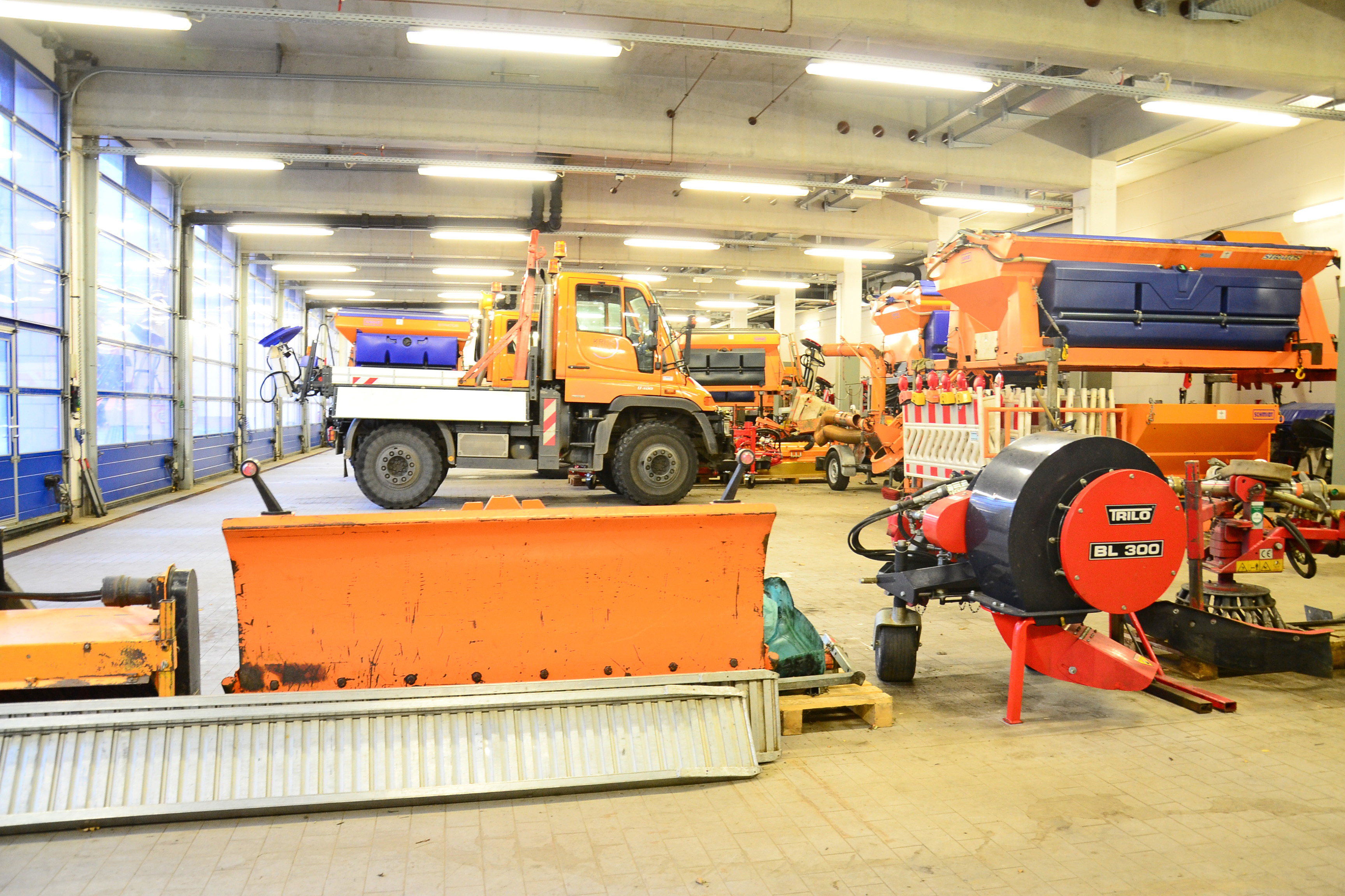 In der Garage des Kreis-Bauhofs stehen die Fahrzeuge, Salztanks und Schneeschieber bereit. Foto: Max Rolke