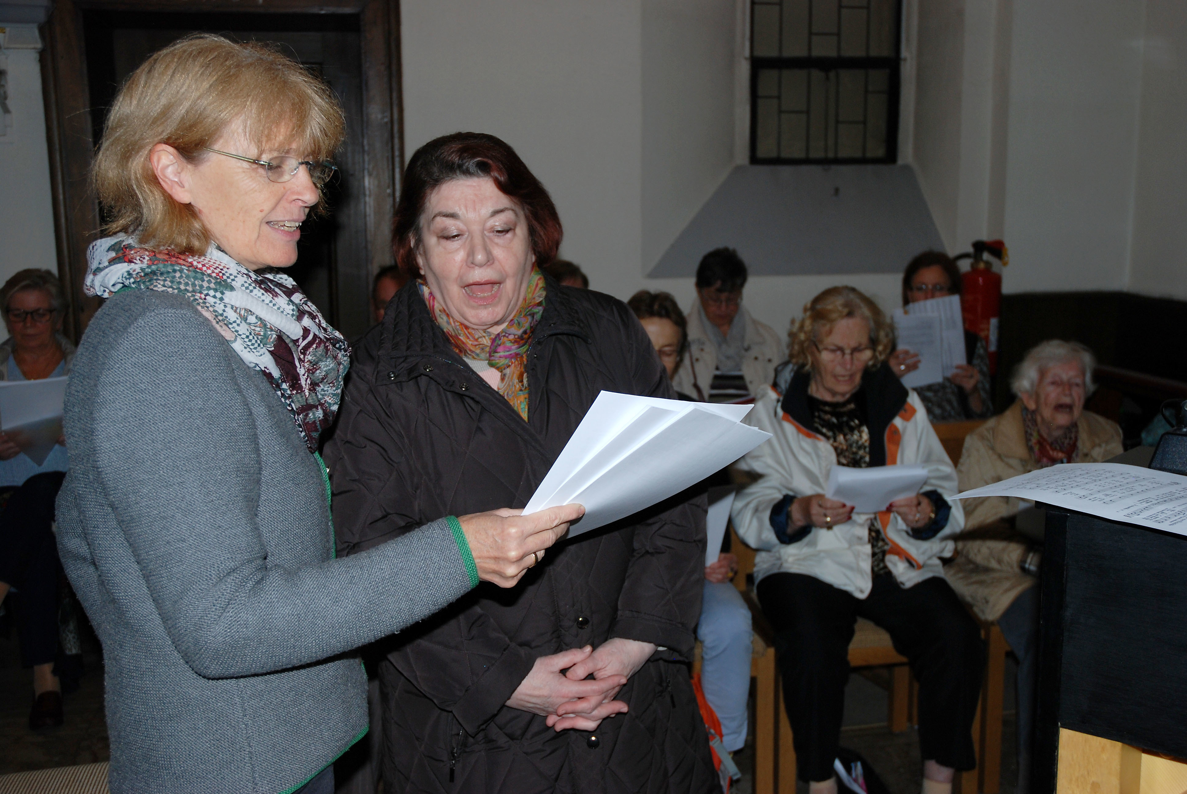 Auch außerhalb der Weihnachtszeit finden viele Menschen Gefallen am gemütlichen Singen, haben Ulla Timmers-Trebing und Mechthild Zander (v.l.) entdeckt. Foto: hub