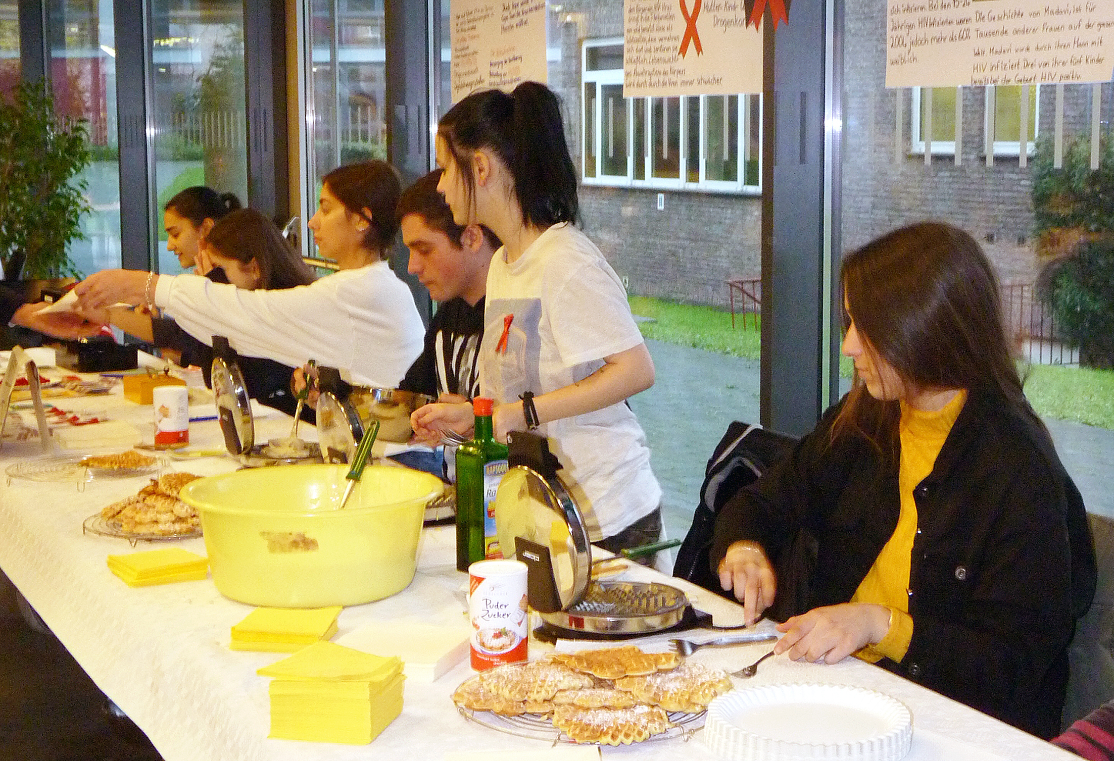 Frisch zubereitete Waffeln boten Schüler der Berufsfachschule "Ernährungs- und Versorgungsmanagement" des Berufskolleg Gladbeck zum Kauf an. Der Erlös kommt nun dem HIV-Projekt "Hope & Future" in Südafrika zugute.