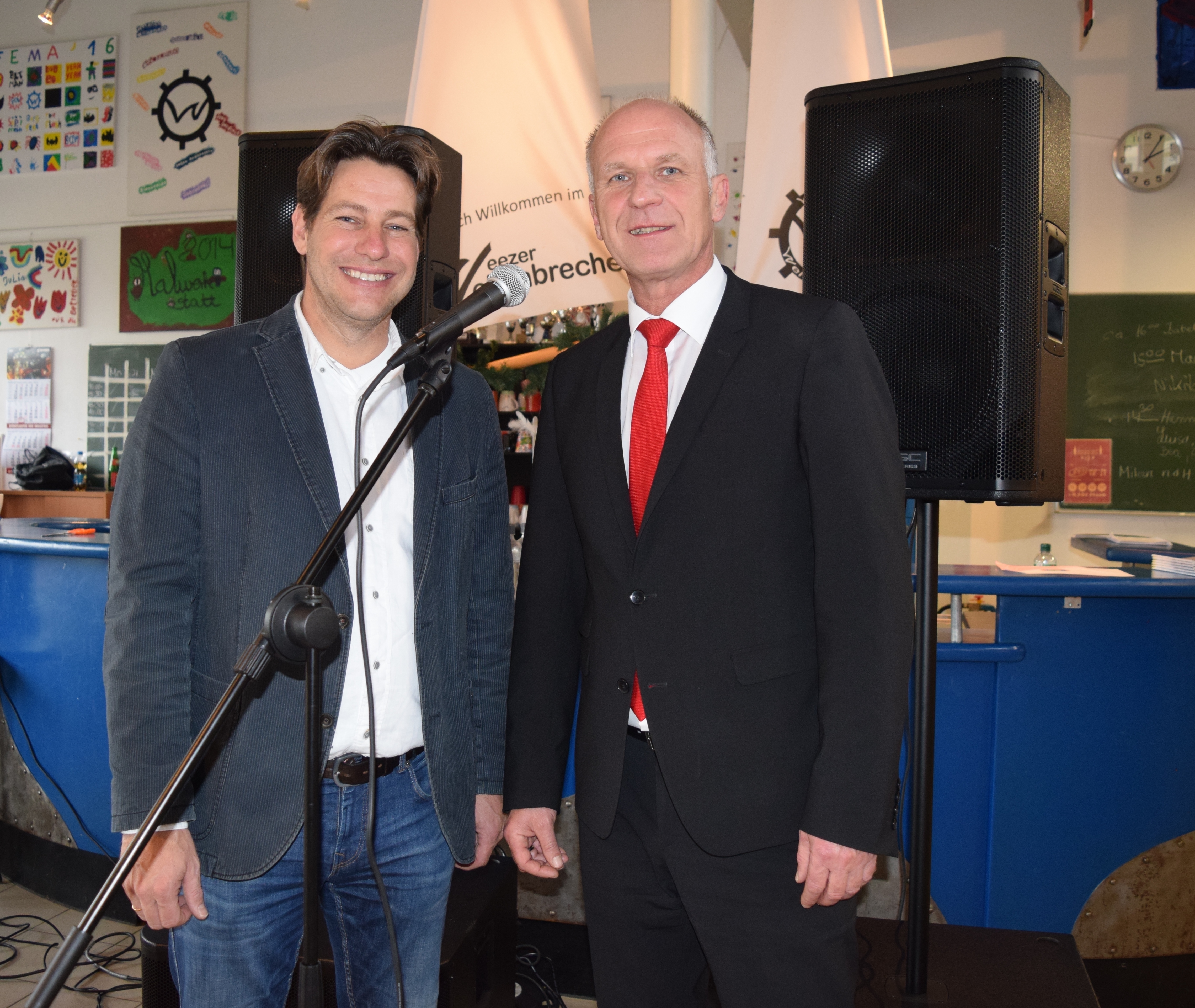 Volker Schoelen, Leiter des Wellenbrecher (links) freut sich über die neue Anlage, die Dank der Unterstützung der Sparkasse, vertreten durch Bereichsleiter Jochen Rademacher erst möglich wurde. Foto: privat