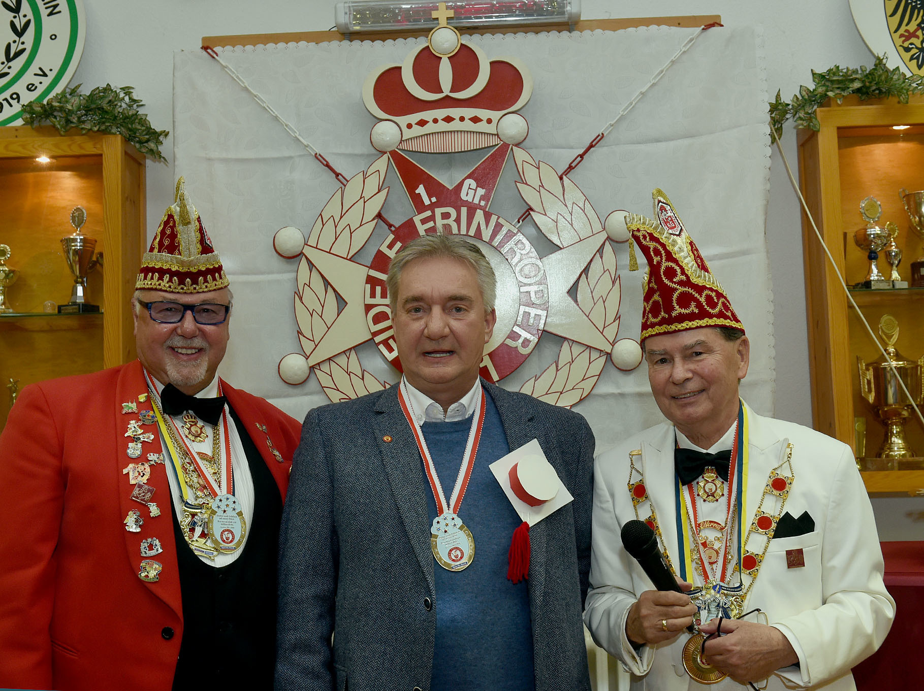 Manfred Funke-Kaiser inmitten des närrischen Vorstands: Vorsitzender Günter Sprenger (l.) und Präsident Jochen Herforth.