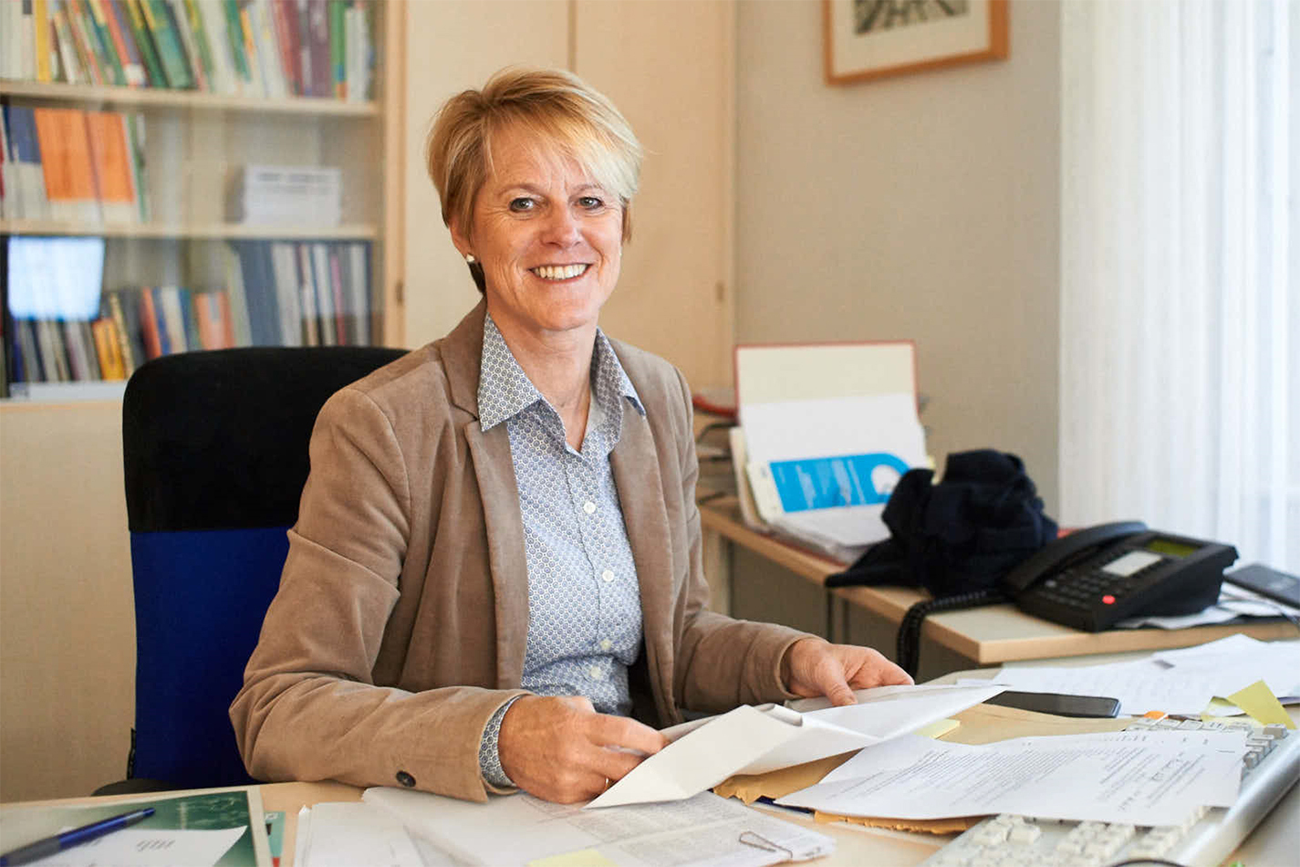 Anette Christiani, Schulleiterin des Gymnasiums Waldstraße, an ihrem Schreibtisch. Neben ihren Leitungsaufgaben an der Schule unterrichtet die 54-Jährige nach wie vor leidenschaftlich gern. Foto: Groß