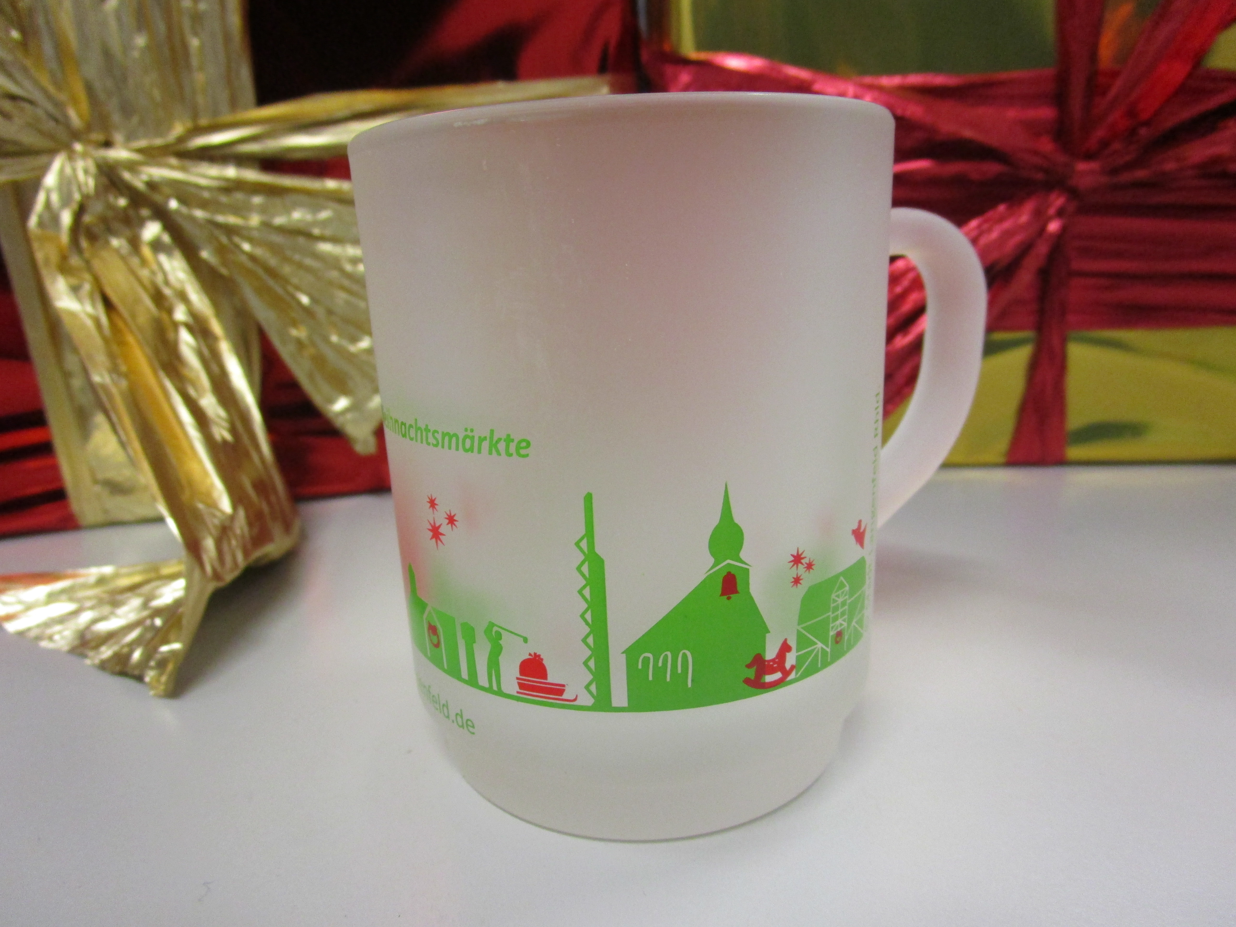 Ob Glühwein oder Punsch - der wird auf dem Langenfelder Weihnachtsmarkt und verschiedenen Adventsmärkten ab jetzt in dem schönen Glasbecher ausgeschenkt.