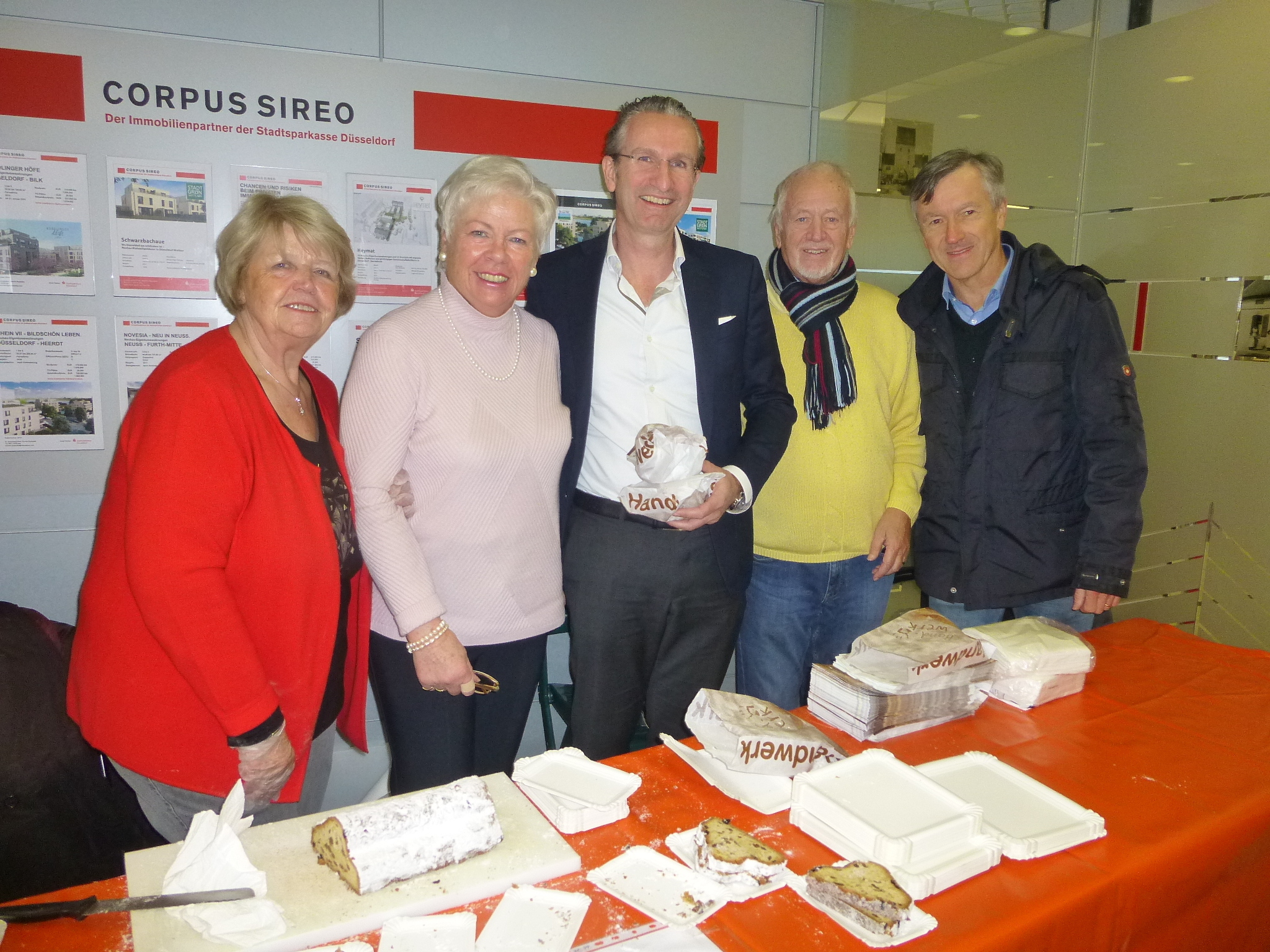von links: Zwei Mitglieder der Bürgerhilfe Gerresheim, Professor Dr. Christoph Andree, ärztlicher Direktor vom Sana Krankenhaus Gerresheim, Hans Küster, 1. Vorsitzender der Bürgerhilfe Gerresheim, und Andreas Preuss, Manager des Tischtennisbundesligisten Borussia Düsseldorf