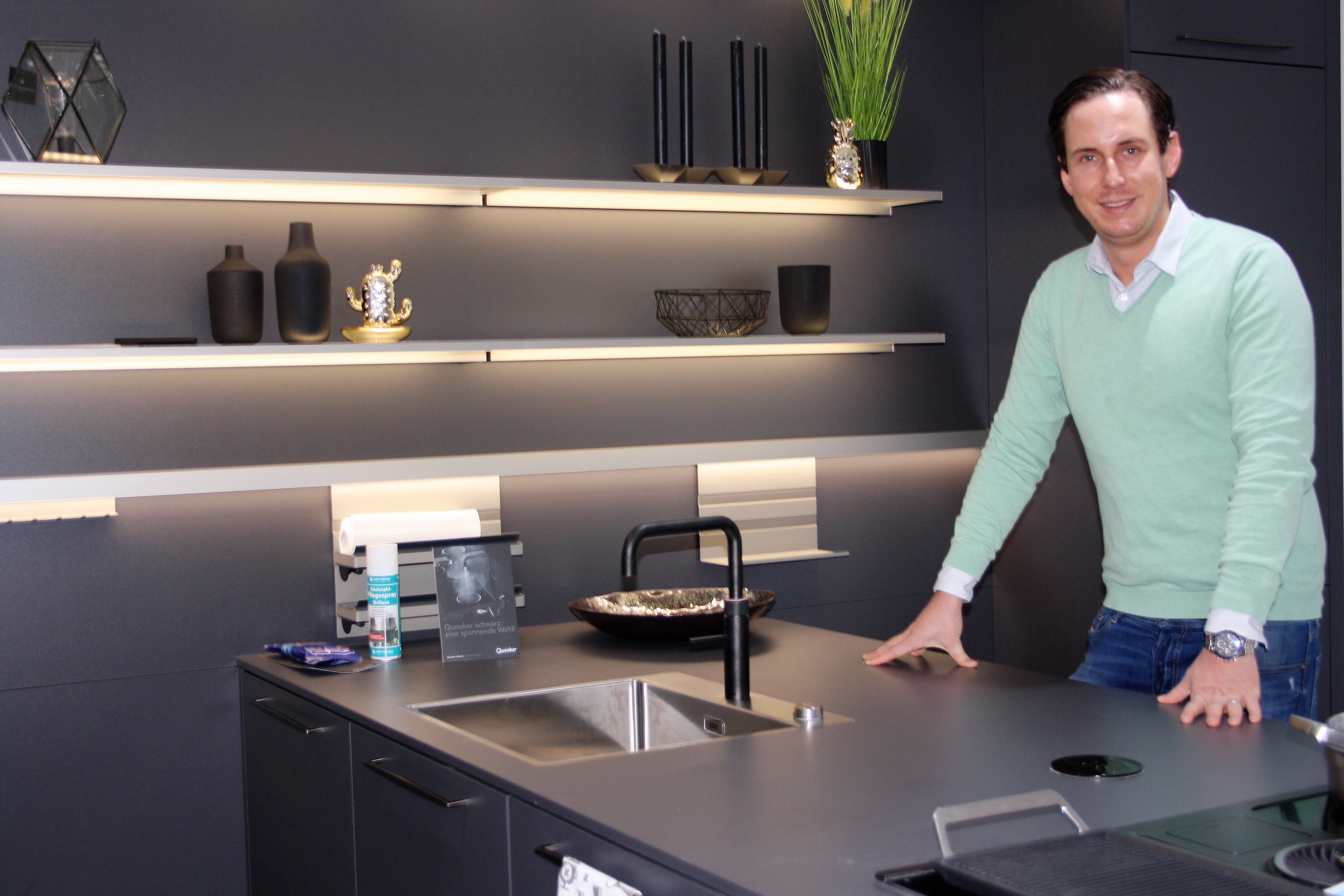 Die neue Küchenetage hat es im wahren Sinn des Wortes „in sich“. Felix Stemprock und sein Team präsentieren anschaulich die neuen Highlights von Häcker Küchen. Fotos: Reiner Terhorst