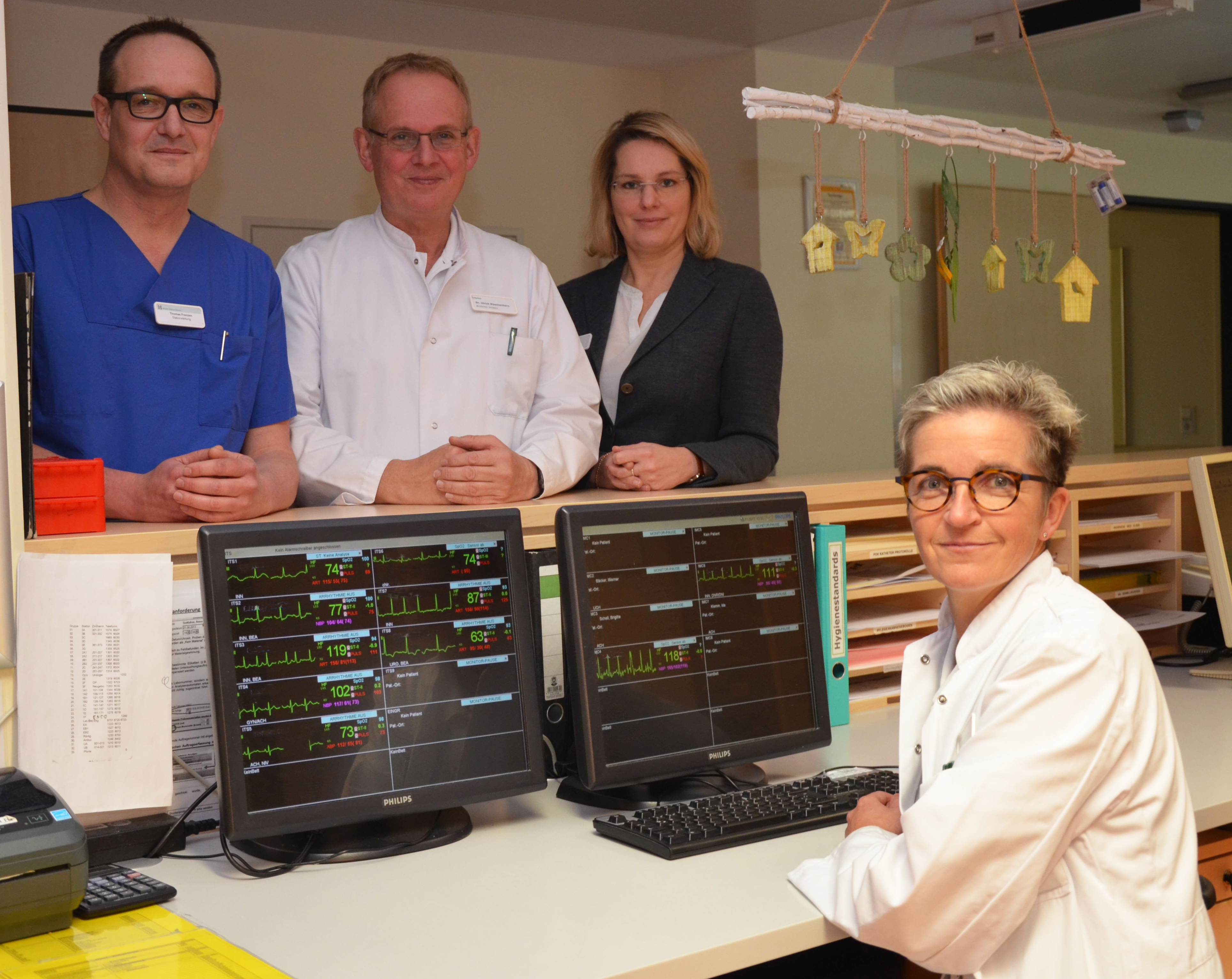 Mit der neuen Chefärztin Dr. med. Rebecca Wiesner (vorne) freuen sich Thomas Franzen, Stationsleitung Intensivstation, Dr. med. Ulrich Müschenborn, Ärztlicher Direktor und Klinikgeschäftsführerin Kirsten Kolligs (v.l.n.r.).