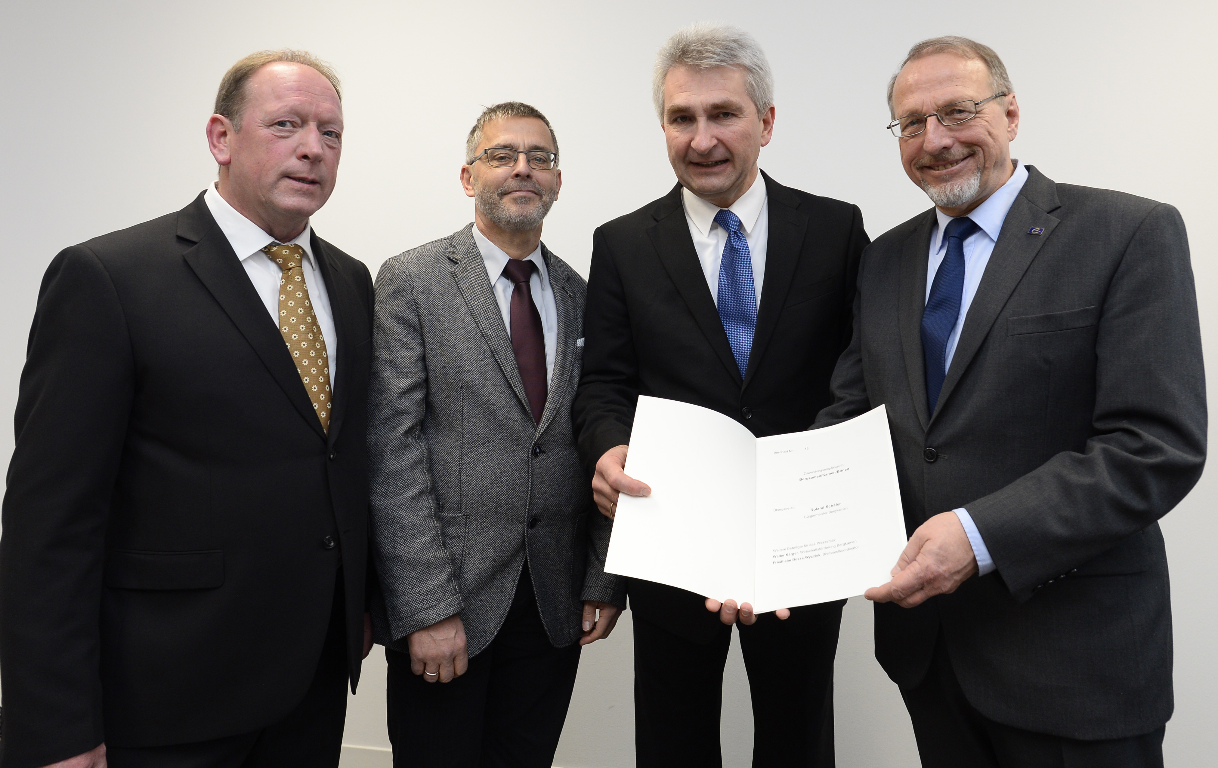NRW Wirtschaftsminister Prof. Dr. Andreas Pinkwart überreichte jetzt Bescheide zur Ko-Finanzierung des Breitbandausbaus in Bergkamen/Kamen/Bönen.
