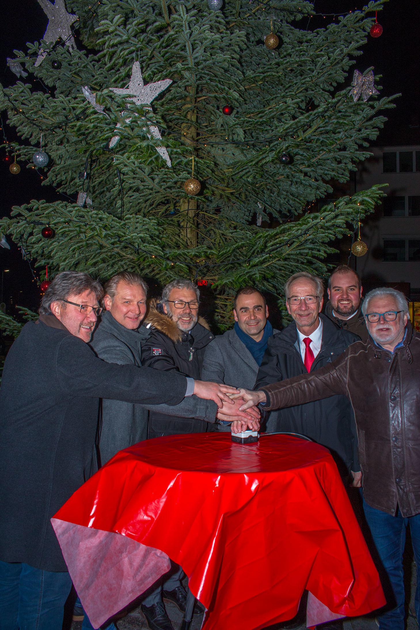 Beim "Anzünden" des Weihnachtsbaums: Geschäftsführer der DIN Event, Jörg Springer; der gebürtige Dinslakener und Torwarttrainer bei Borussia Dortmund Wolfgang (Teddy) de Beer; Wilhelm Krechter, Geschäftsführer Wohnbau DIN GmbH; Marc Hellmich von der Hellmich Unternehmensgruppe; Abteilungsleiter der Niederrheinischen Sparkasse RheinLippe; Centermanager der Neutor Galerie, Julian Koch und Mitorganisator Leon Finger