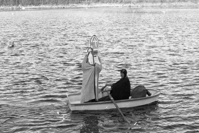 Der heilige Nikolaus ist der Patron der Seefahrer, deshalb kommt er häufig per Boot, wie hier um 1960, vermutlich auf dem Aasee in Münster.
Foto: LWL-Volkskundearchiv/Risse