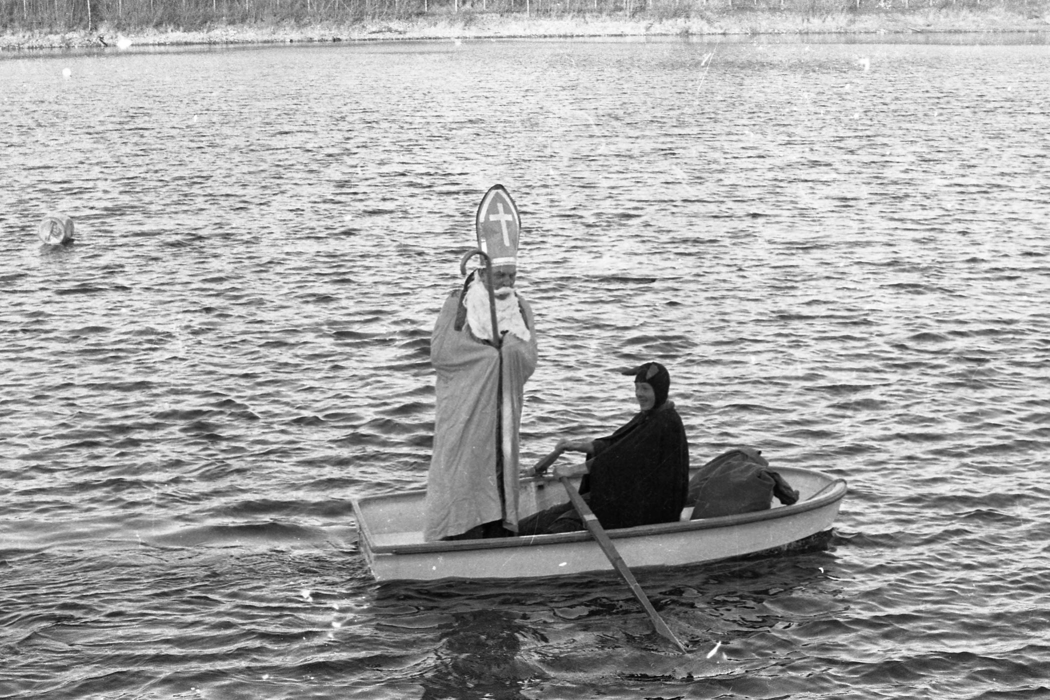 Der heilige Nikolaus ist der Patron der Seefahrer, deshalb kommt er häufig per Boot, wie hier um 1960, vermutlich auf dem Aasee in Münster.
Foto: LWL-Volkskundearchiv/Risse
