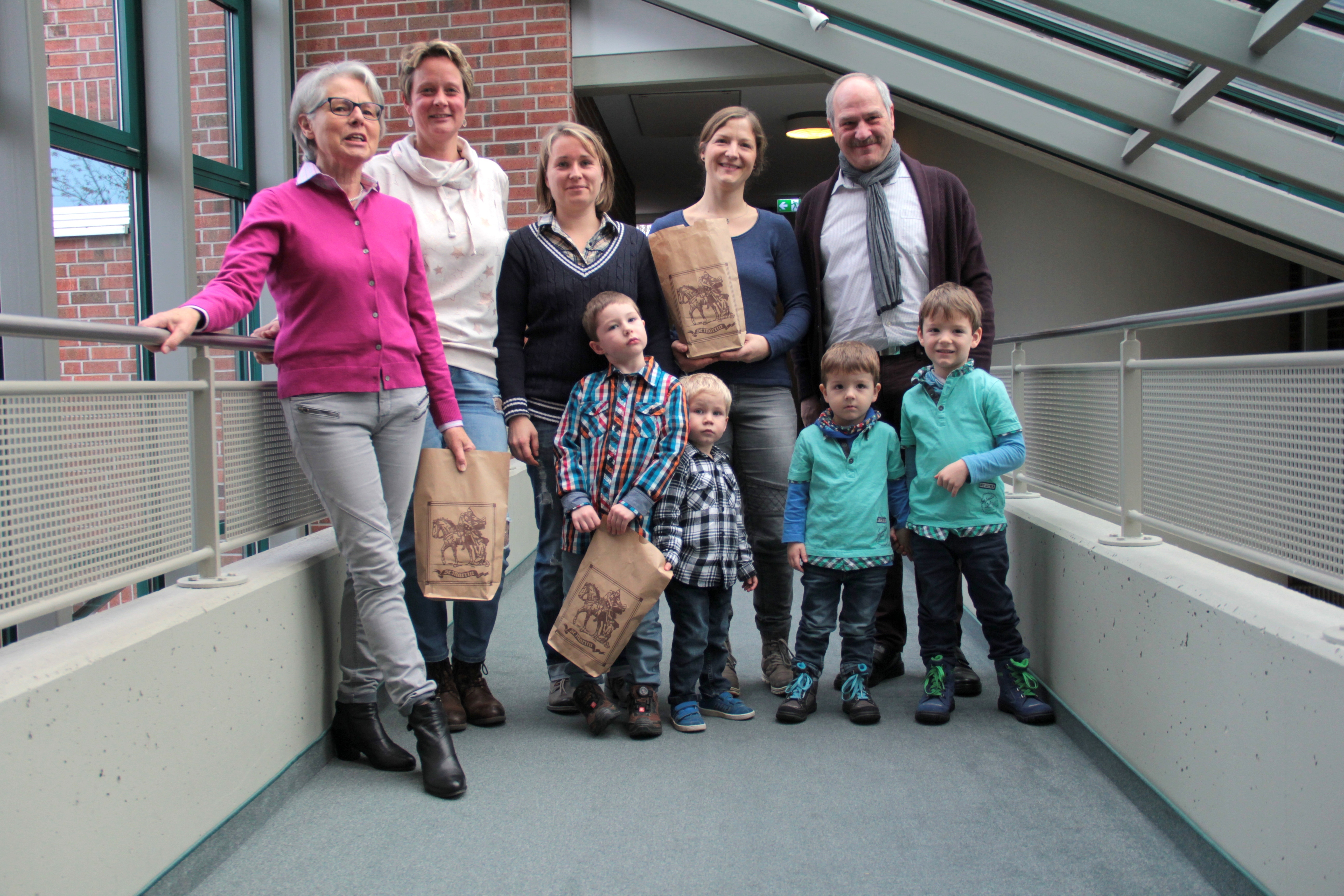 Erstplatzierte Rosemarie Peters, Birgit Enters, Vorsitzende des Sankt Martin Vereins, drittplatzierte Ines Riedel mit Kindern, die zweite erstplatzierte Julia Wilhelmi mit Kindern und der Vorsitzende des Sankt Martin Vereins Johannes Jansen bei der Übergabe der Gutscheine der Werbegemeinschaft Sonsbeck.
