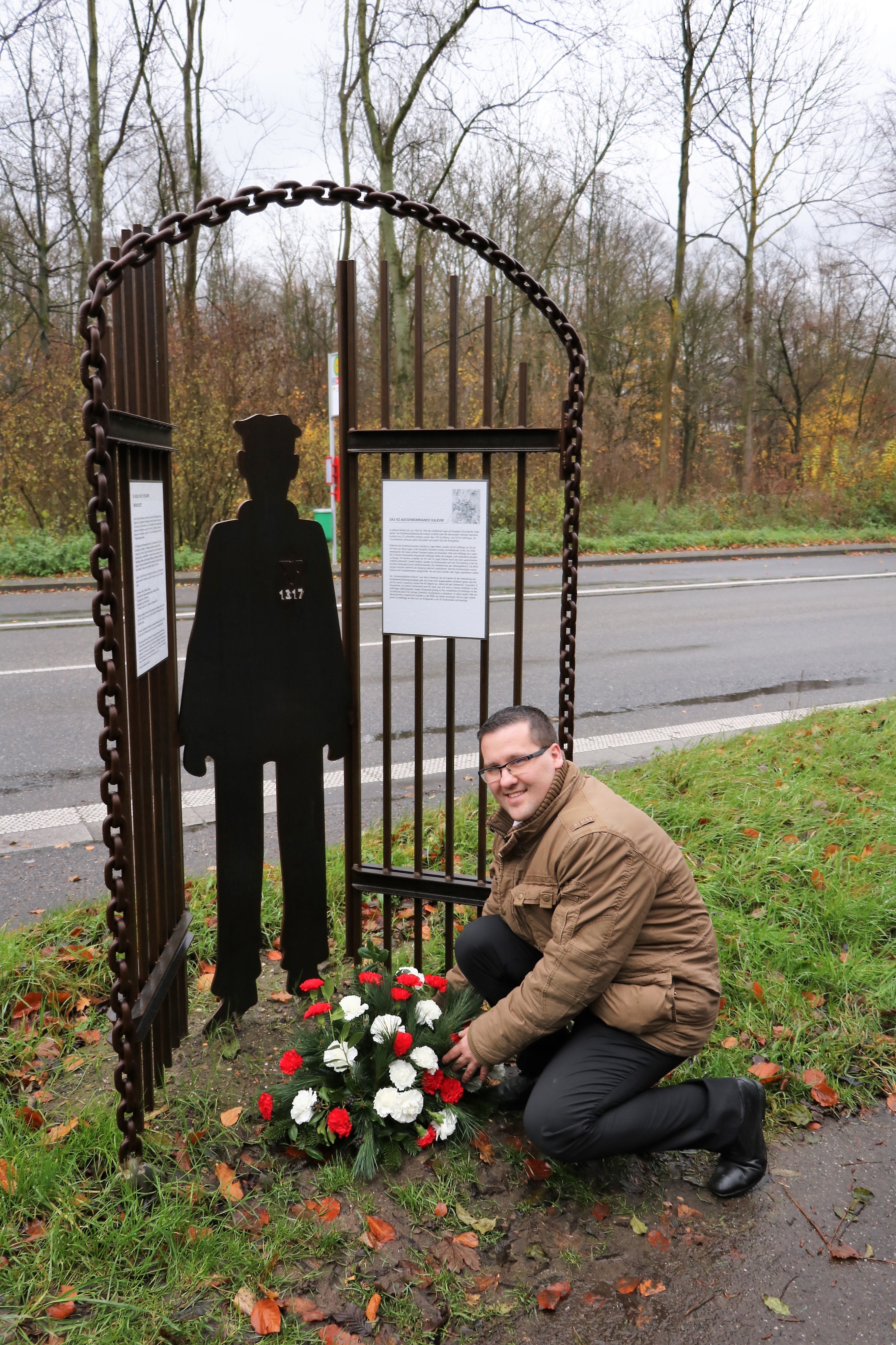 Bezirksbürgermeister Stefan Golißa legte ein Blumengesteck am Mahnmal nieder.
