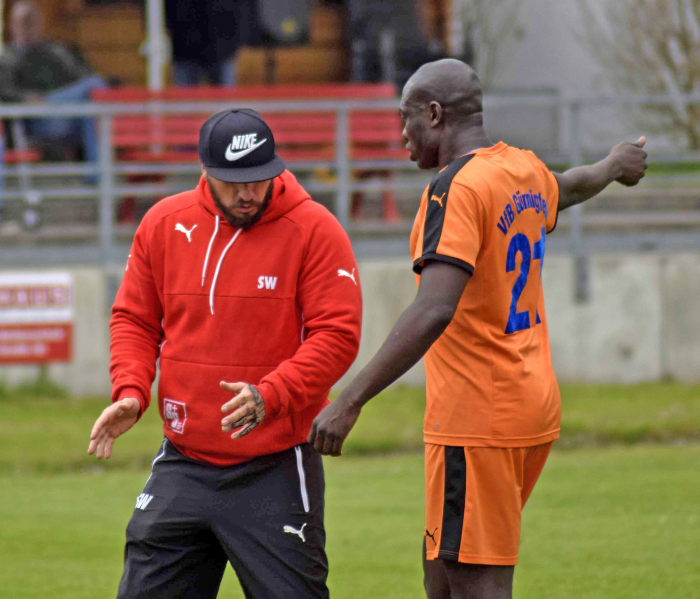VfB-Trainer Sascha Wolf mit seinem Abwehrchef Fredi Raymond, der nach abgelaufener Sperre wieder dabei ist. Foto: Peter Mohr