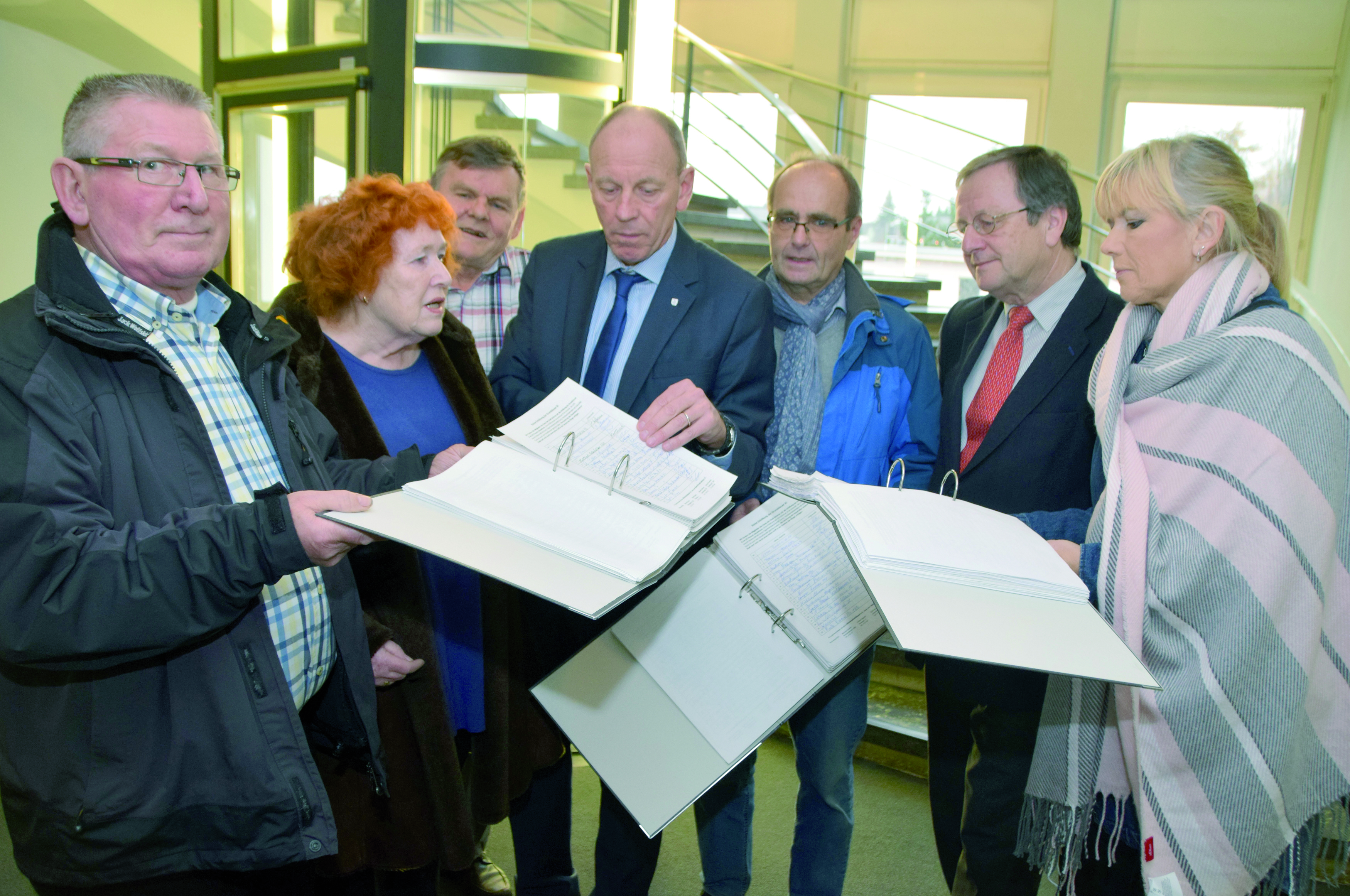 Der Protest der Bürger zeigte offenbar Wirkung: Am Tag vor der Ratssitzung nahmen Oberbürgermeister Bernd Tischler (mitte) und Kämmerer Willi Loeven (2.v.r) die Unterschriftenliste gegen die Gewerbesteuererhöhung entgegen. 10.100 Menschen hatten sich gegen die Erhöhung ausgesprochen. Foto: Stadt Bottrop