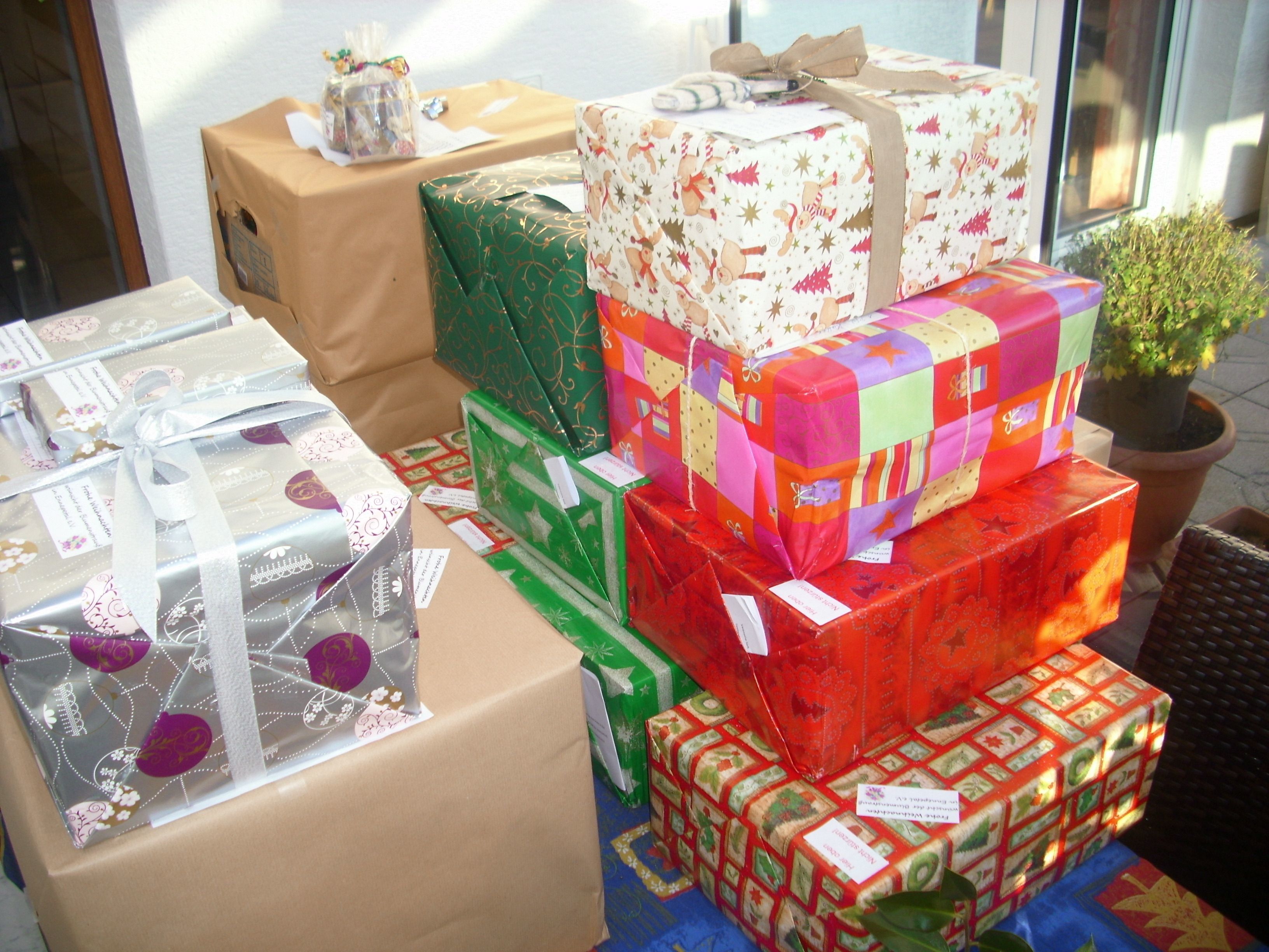 Egal, ob Dinge für die Pflege, Lebensmittel oder Alltagsgegenstände - mit den Geschenkpaketen kann Bedürftigen an Weihnachten eine Freude gemacht werden.