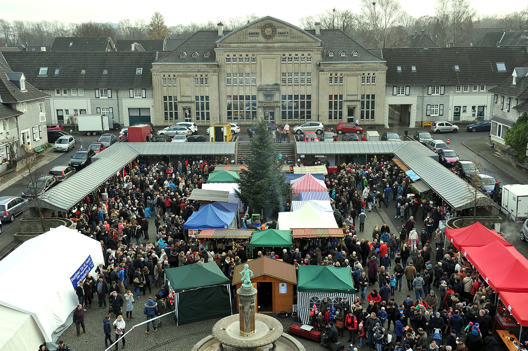 Vor historischer Kulisse werden am Sonntag wieder die Weihnachtsmarktstände aufgebaut. Archivfotos (2): Debus-Gohl