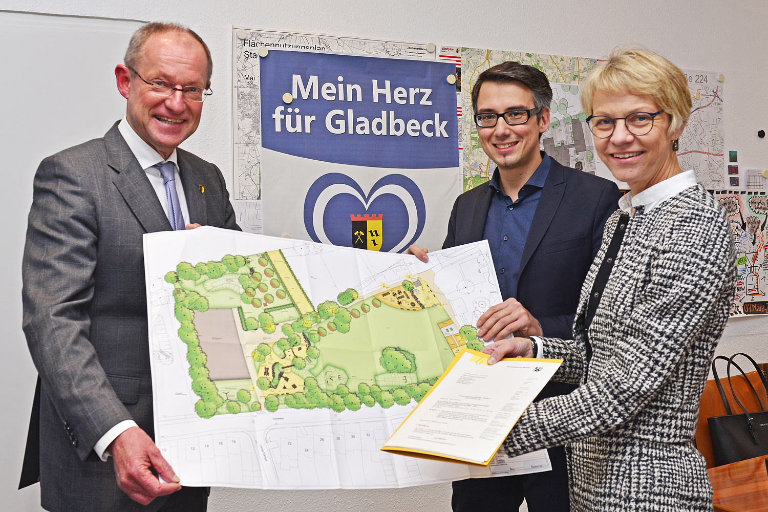 Vorzeitige Bescherung im Gladbecker Rathaus: Regierungspräsidentin Dorothee Feller (rechts) war am Willy-Brandt-Platz zu Gast, kam nicht mit leeren Händen, sondern überreichte für das Projekt "Soziale Stadt Gladbeck Mitte" einen Förderungsbescheid über 1,47 Millionen Euro. Mit Bürgermeister Ulrich Roland (links) freute sich auch Stadtbaurat Dr. Volker Kreuzer.