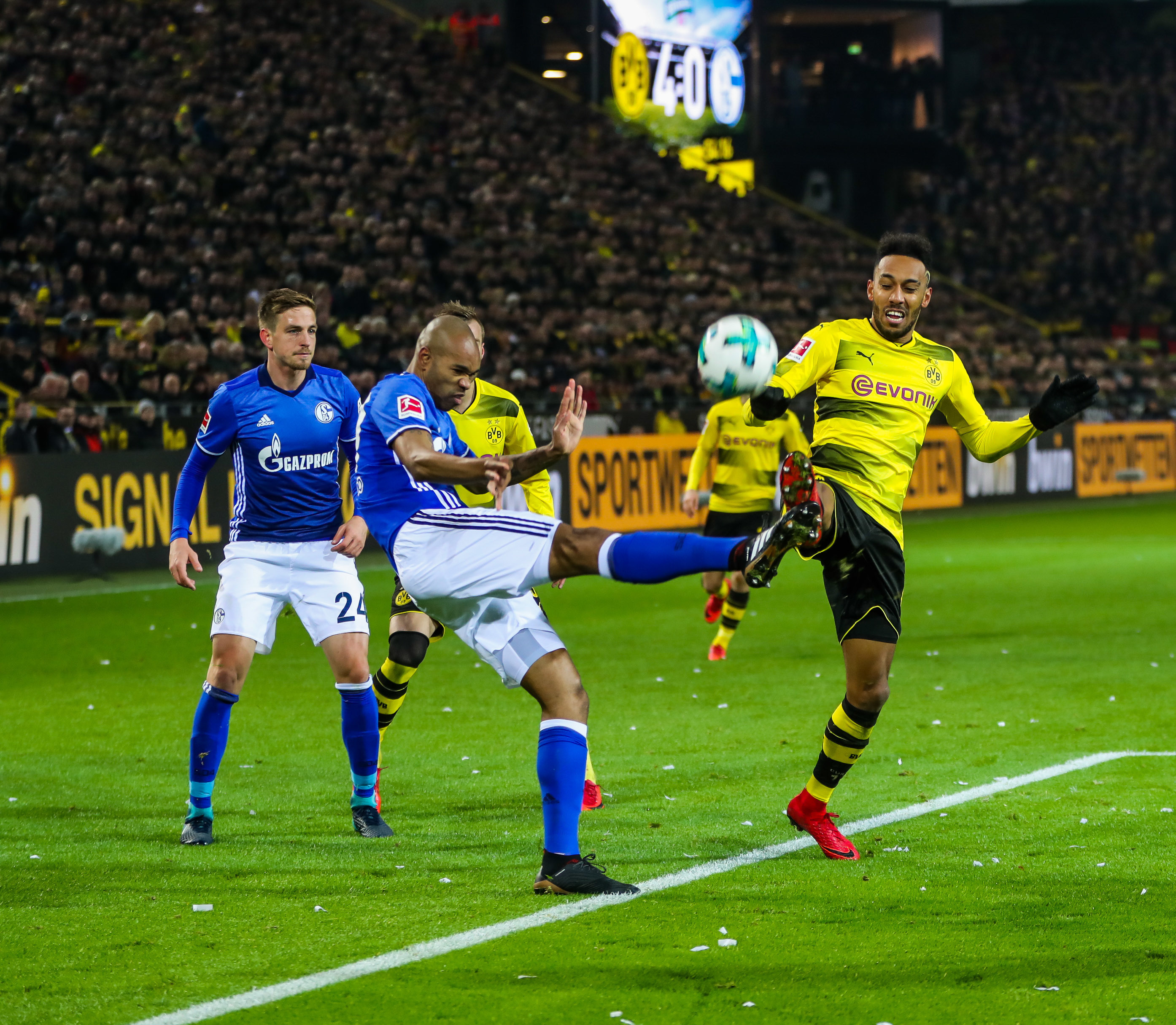 Pierre-Emerick Aubameyang (r.) ist derzeit laut BVB an der Hüfte verletzt. In Leverkusen dürfte der Stürmer aber sowieso nicht spielen, weil er im Derby die Gelb-Rote Karte sah.