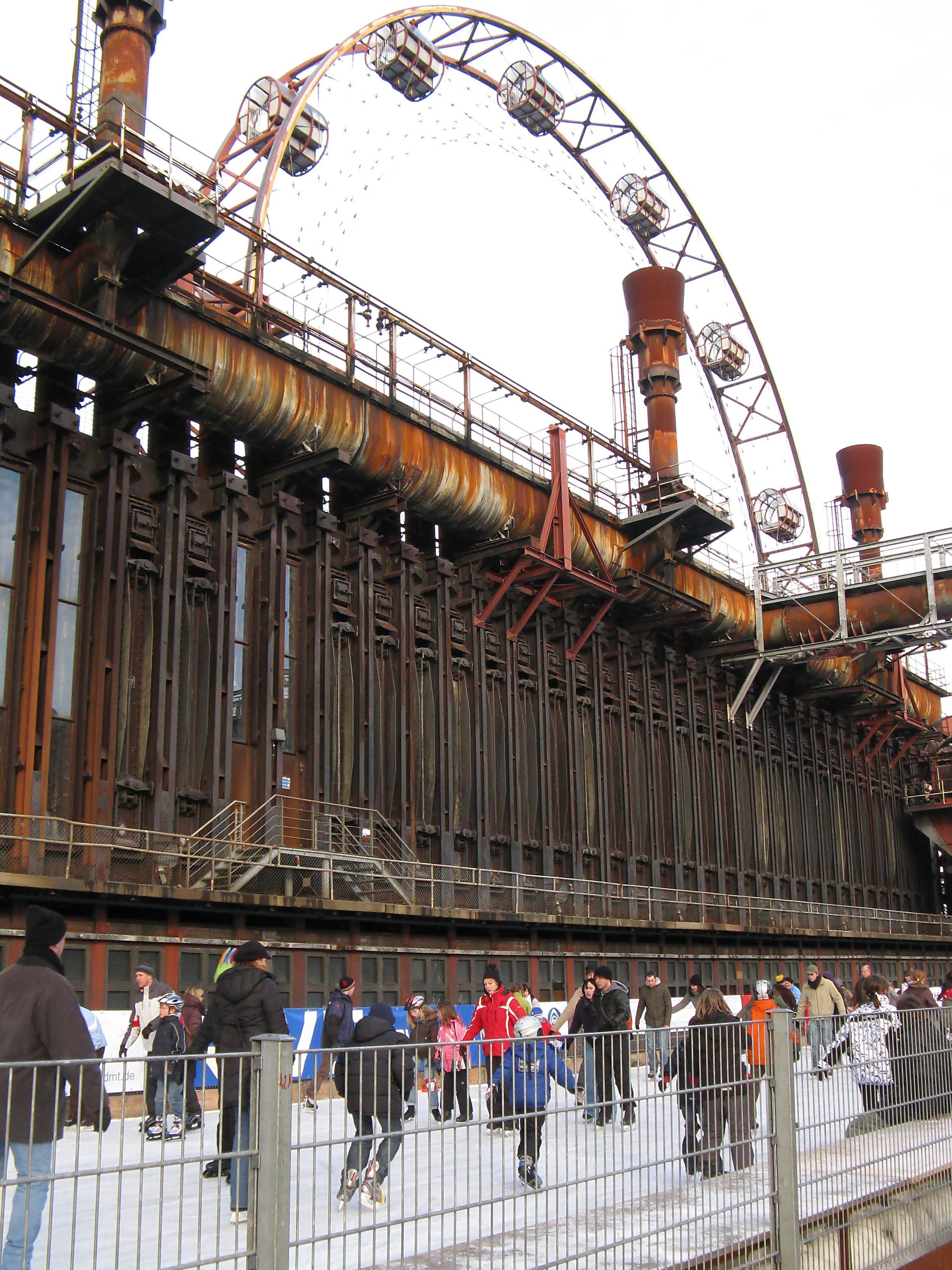 Eisbahn entlang der Koksöfen auf der Zeche Zollverein, Essen / Foto aus 2009 - Die Eisbahn entlang der Koksöfen geht schon in die 16. Saison!
